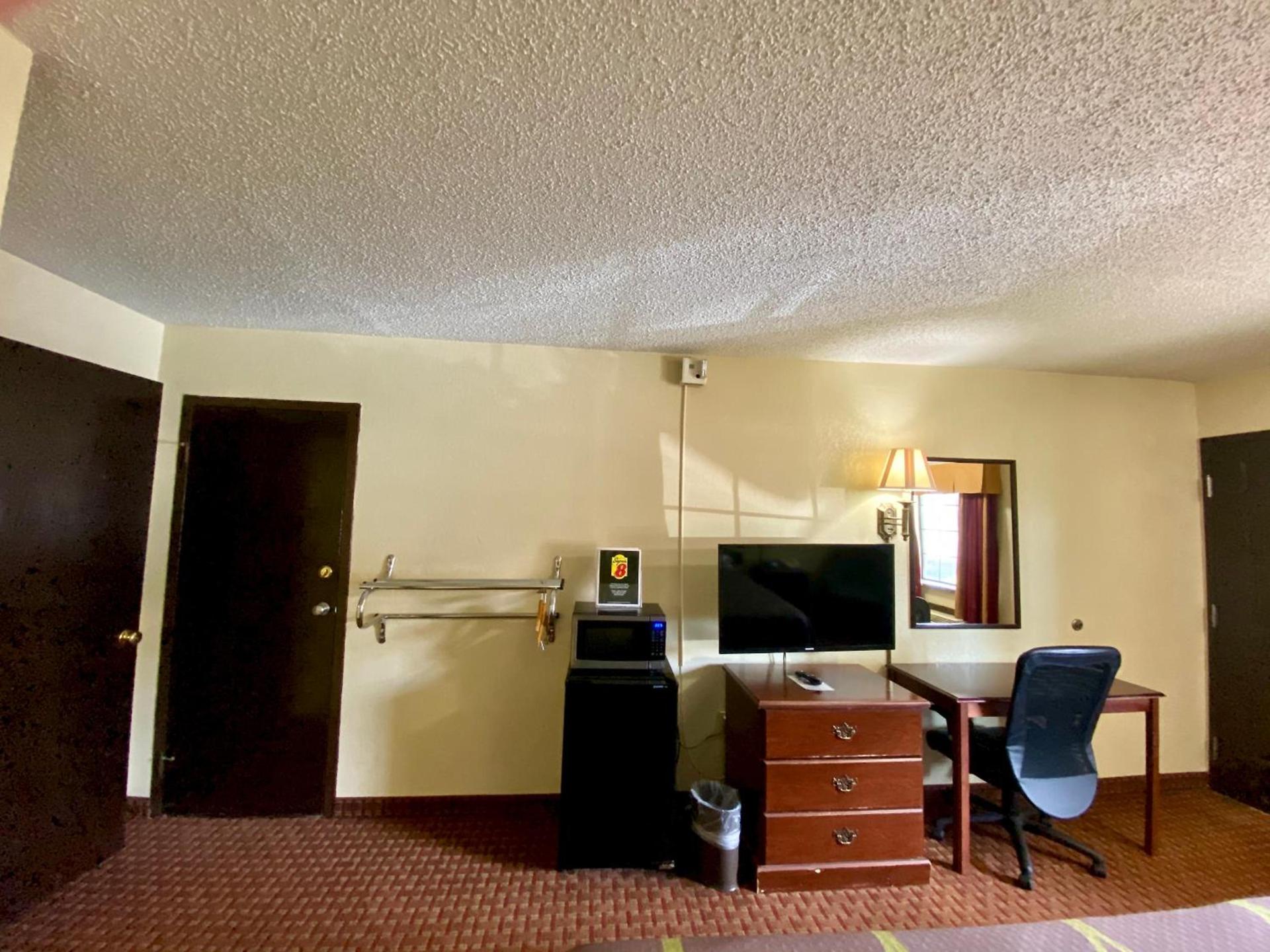 Super 8 by Wyndham Shawnee photo 40