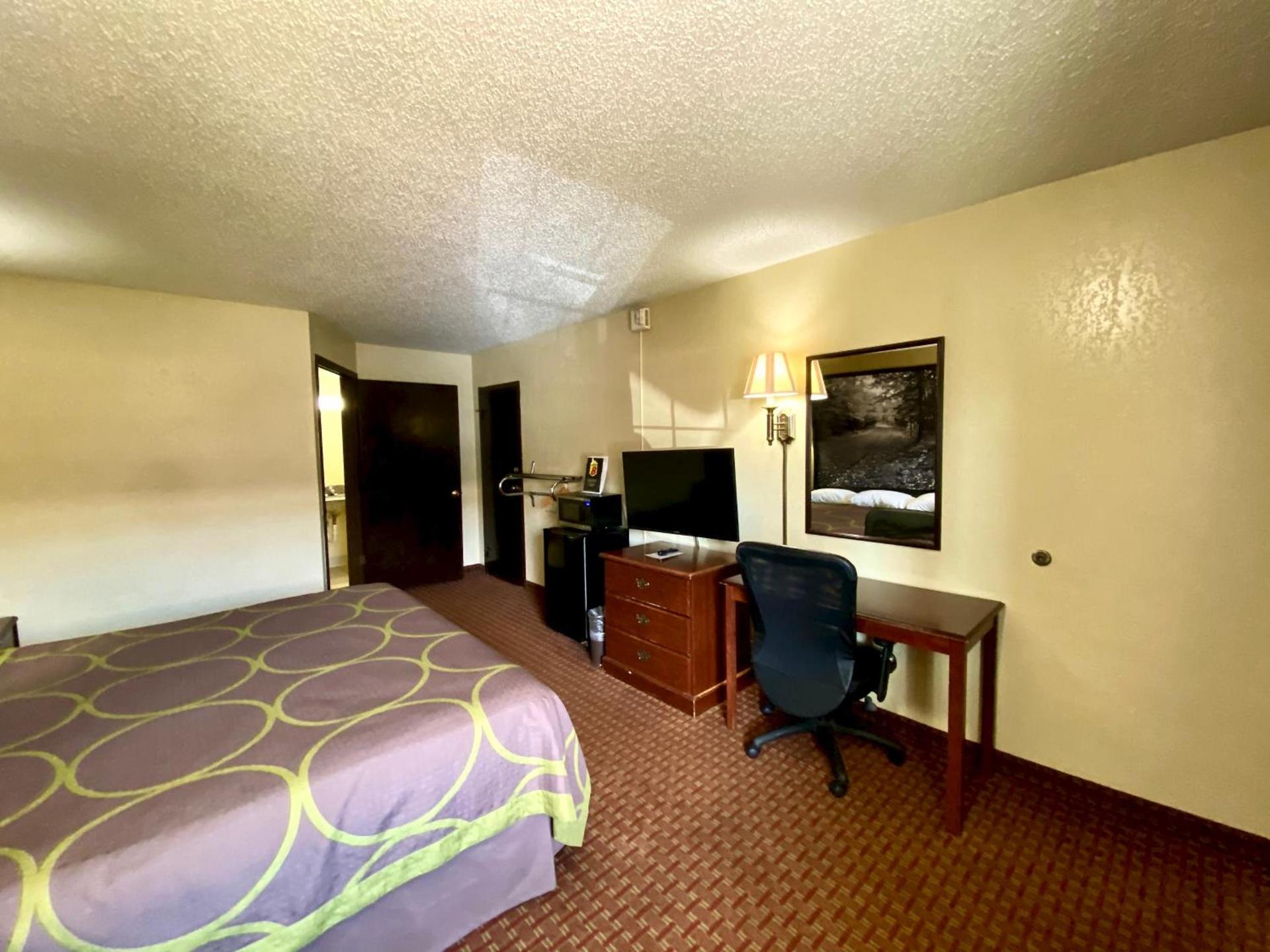 Super 8 by Wyndham Shawnee photo 41