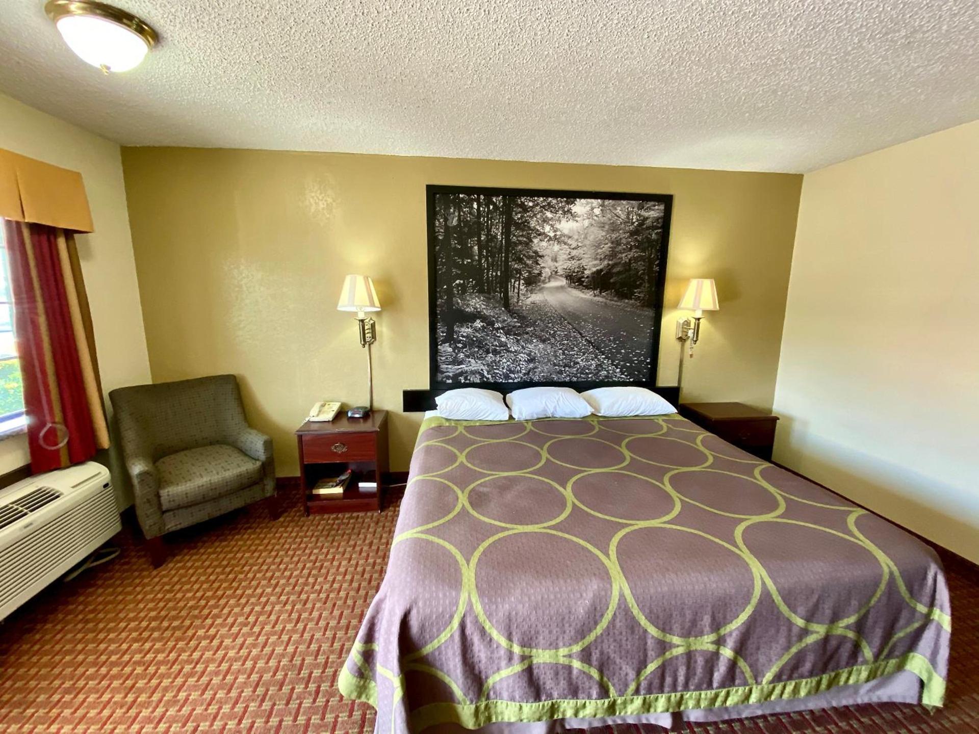 Super 8 by Wyndham Shawnee photo 42