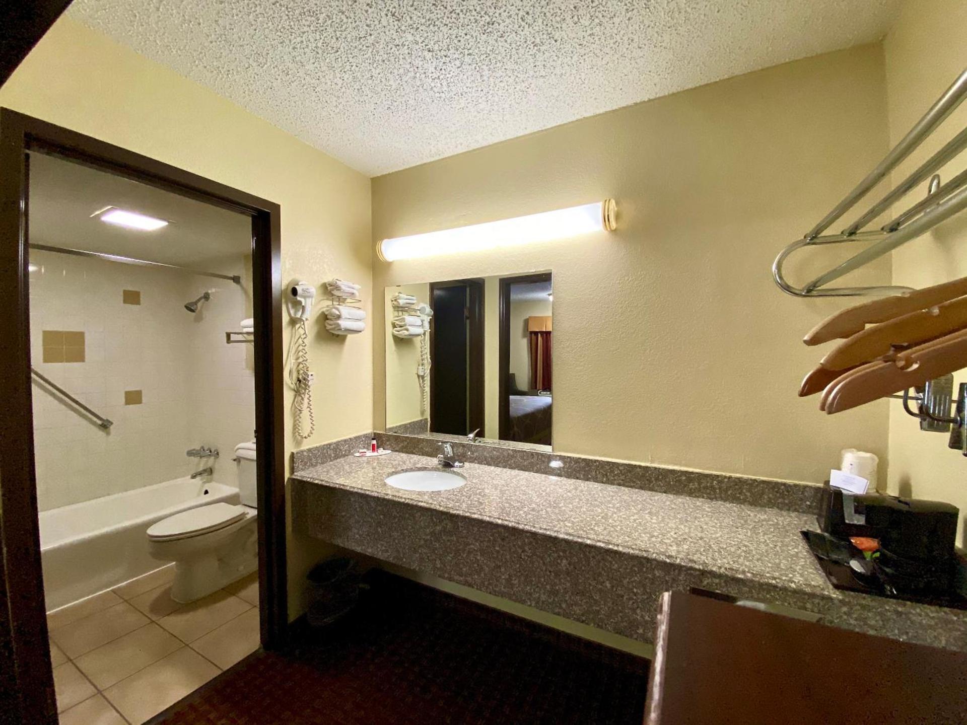 Super 8 by Wyndham Shawnee photo 26