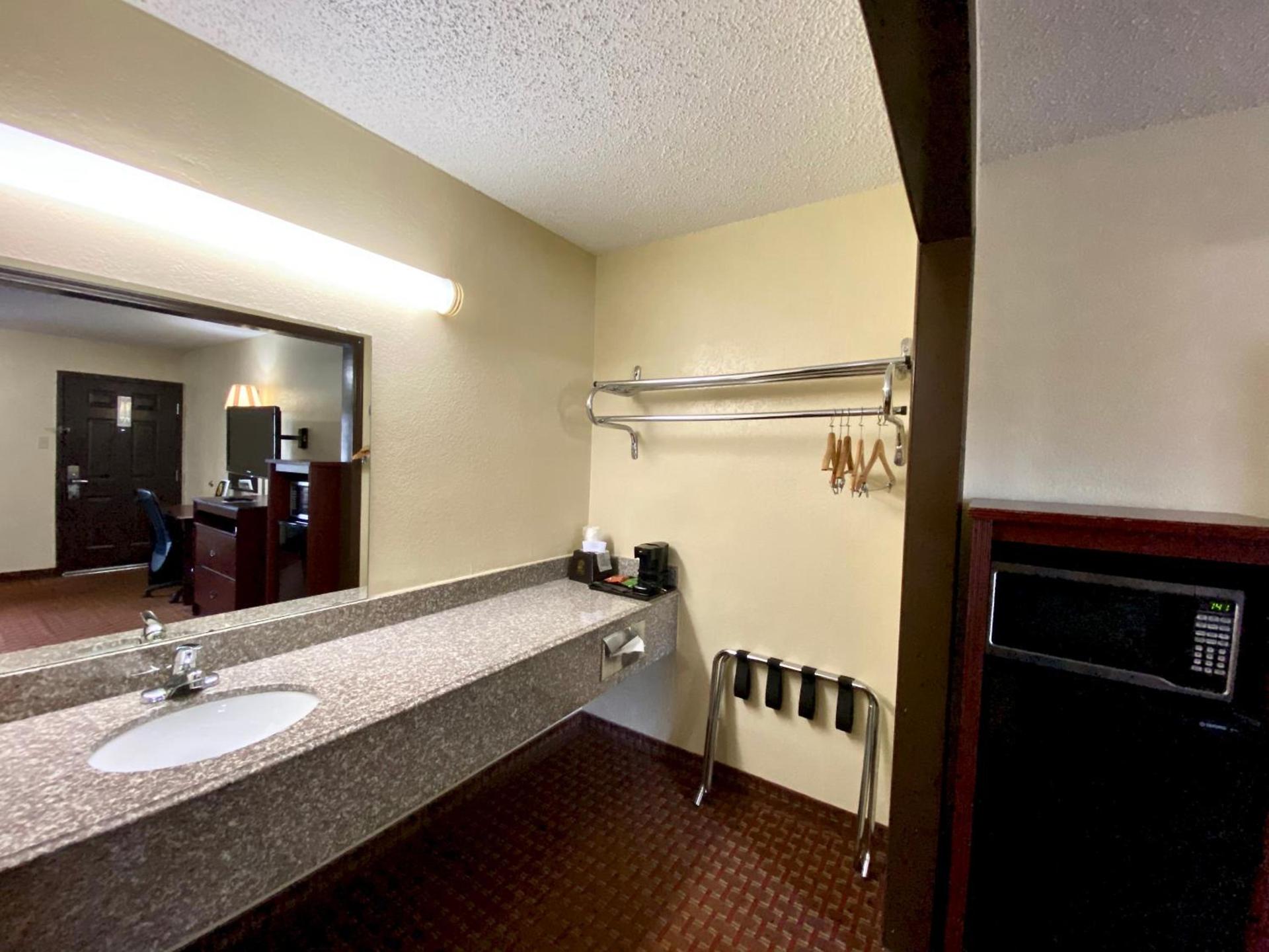 Super 8 by Wyndham Shawnee photo 28