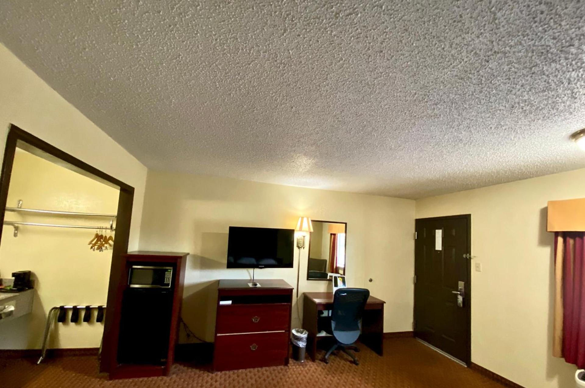 Super 8 by Wyndham Shawnee photo 30