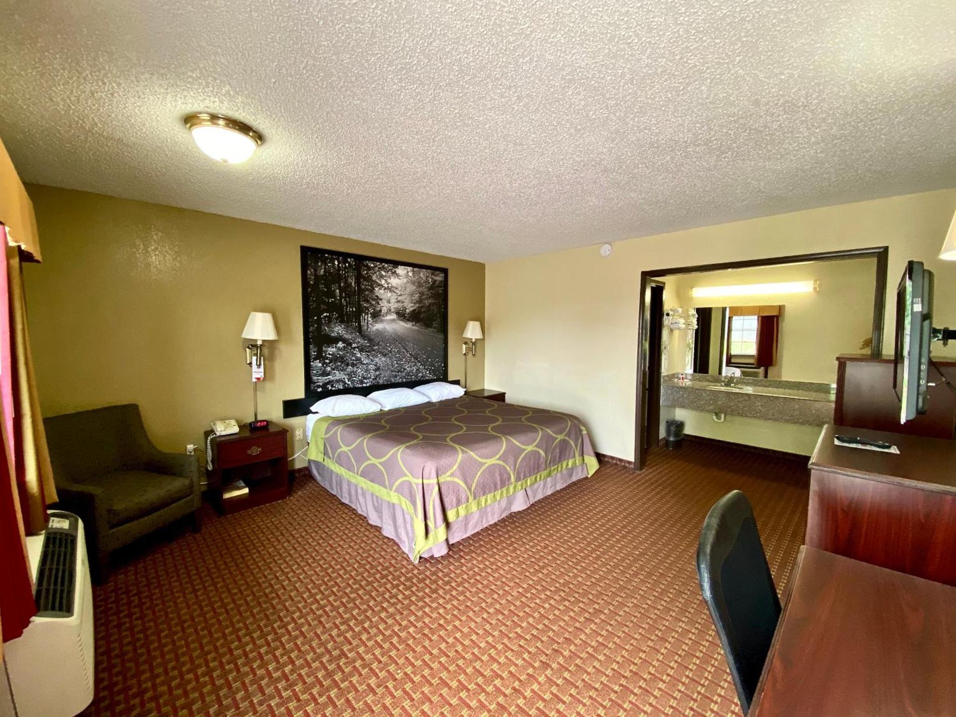 Super 8 by Wyndham Shawnee photo 34