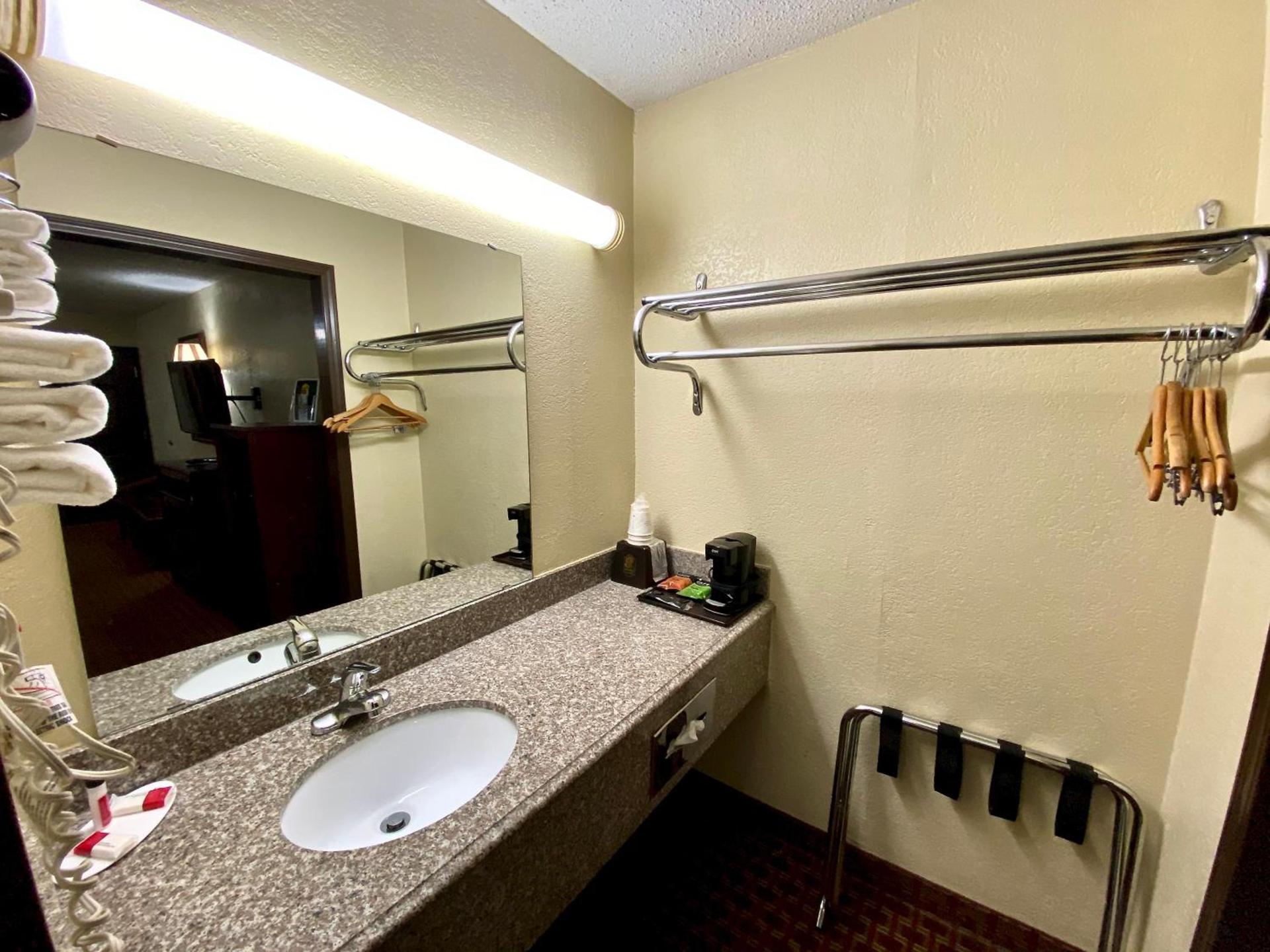 Super 8 by Wyndham Shawnee photo 36