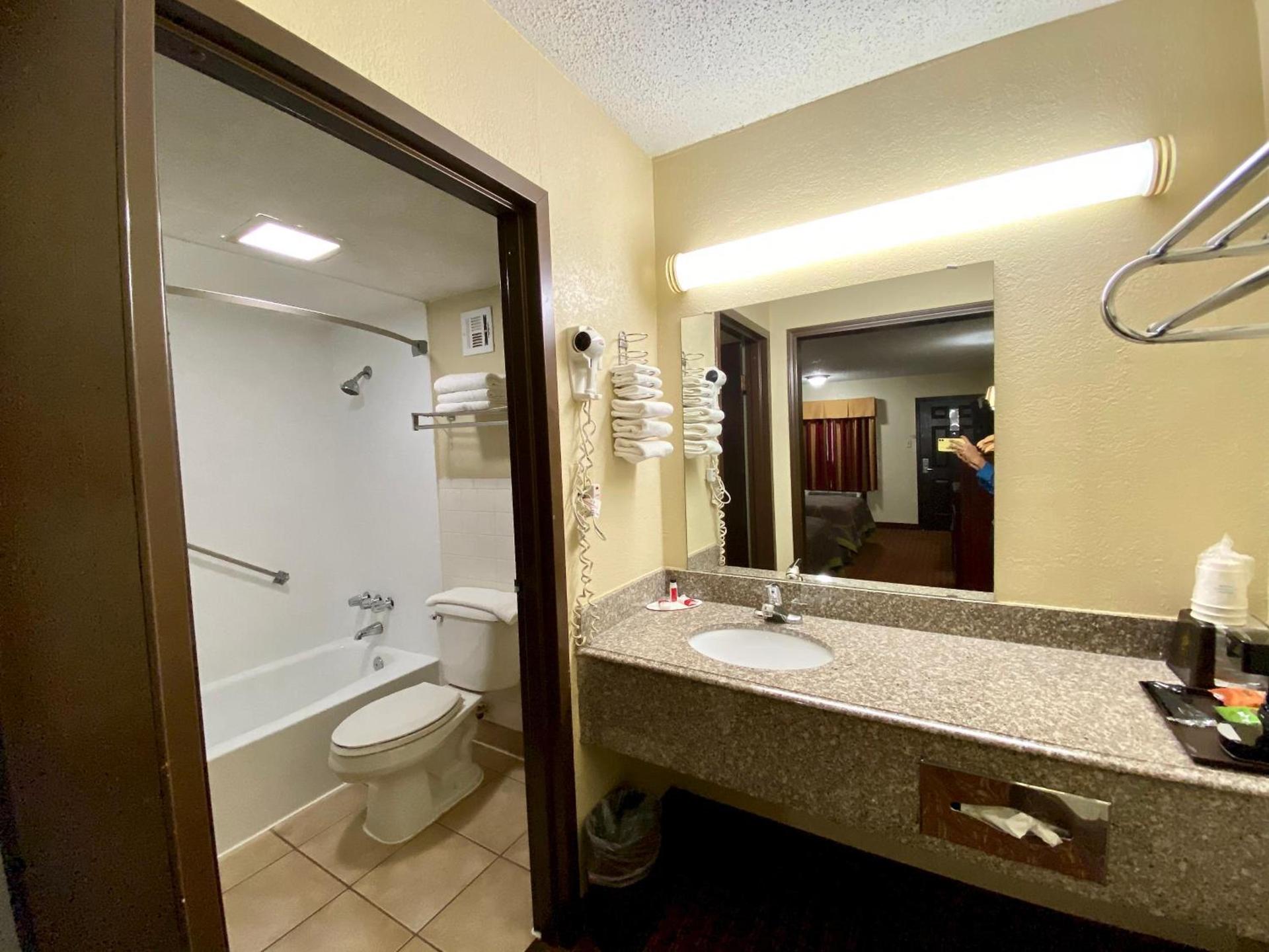 Super 8 by Wyndham Shawnee photo 38