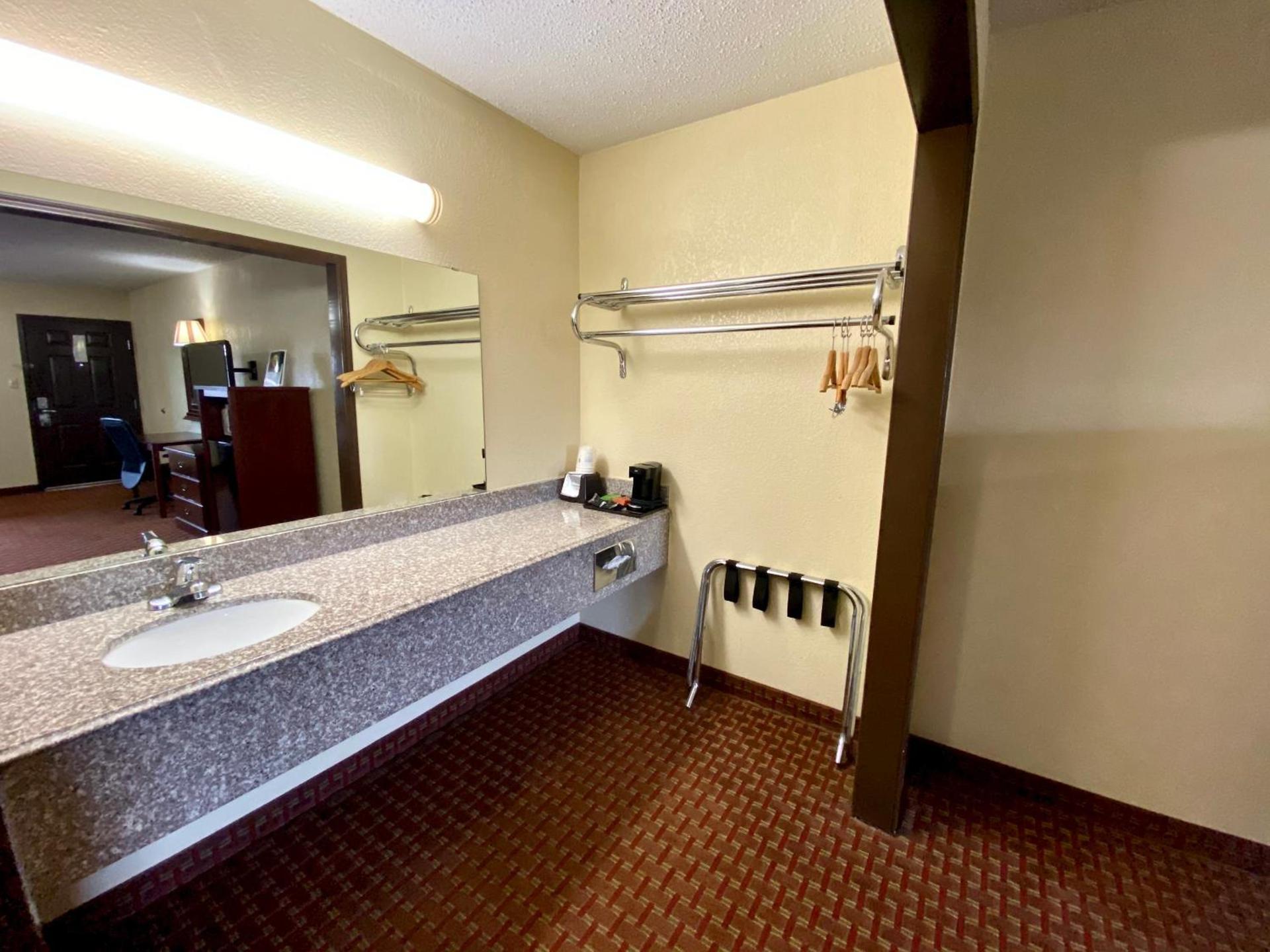 Super 8 by Wyndham Shawnee photo 23