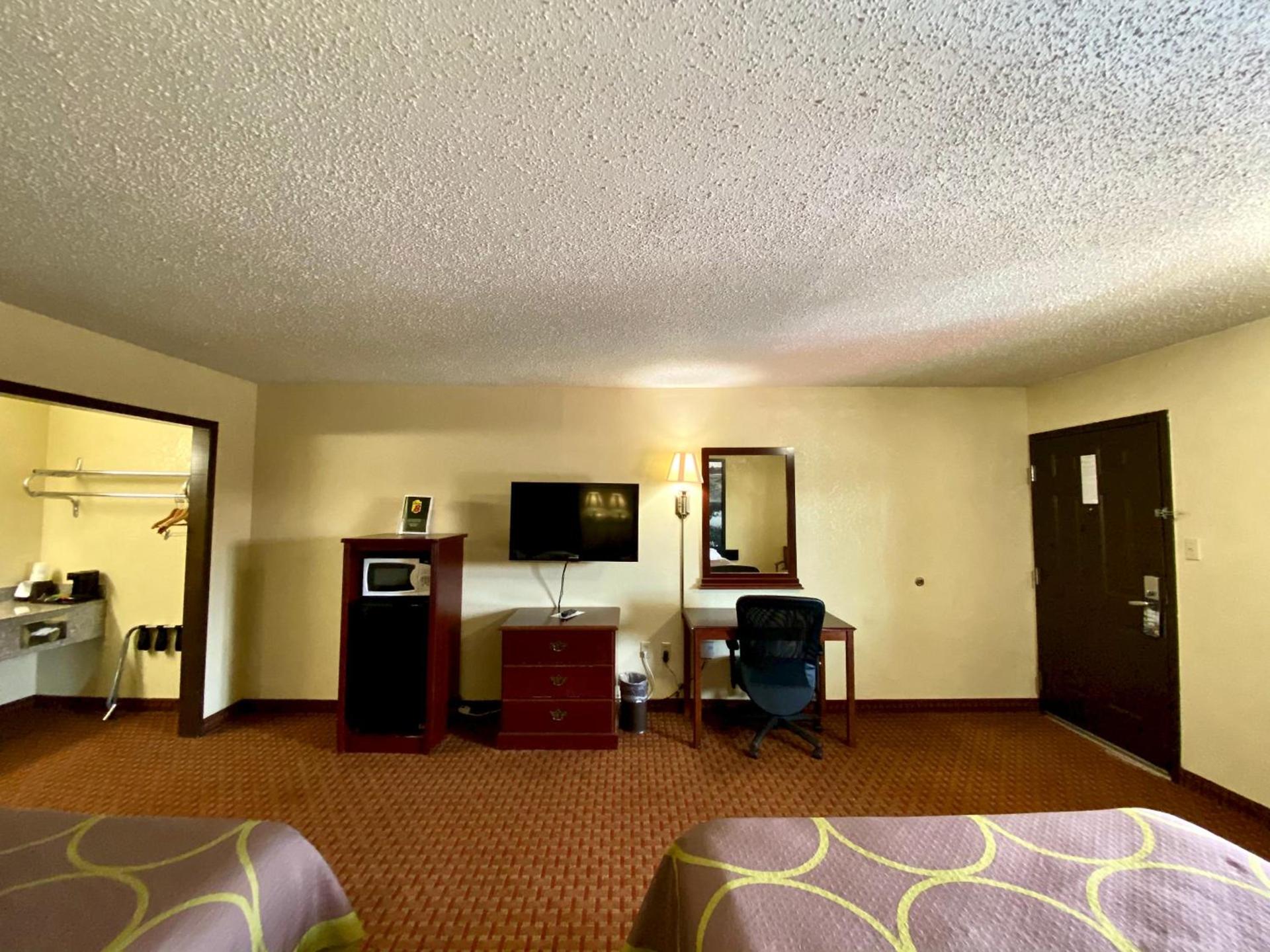 Super 8 by Wyndham Shawnee photo 43