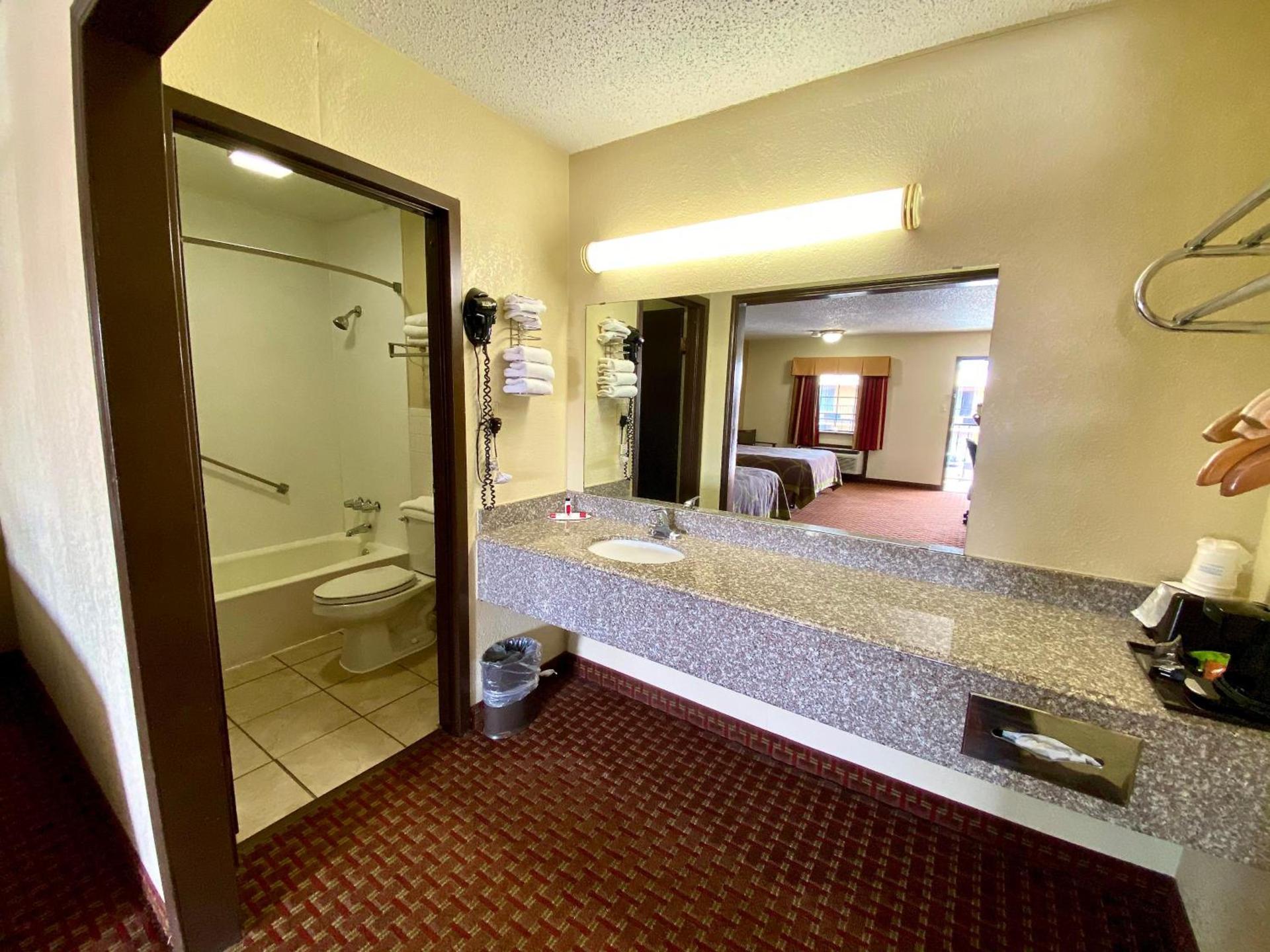 Super 8 by Wyndham Shawnee photo 25