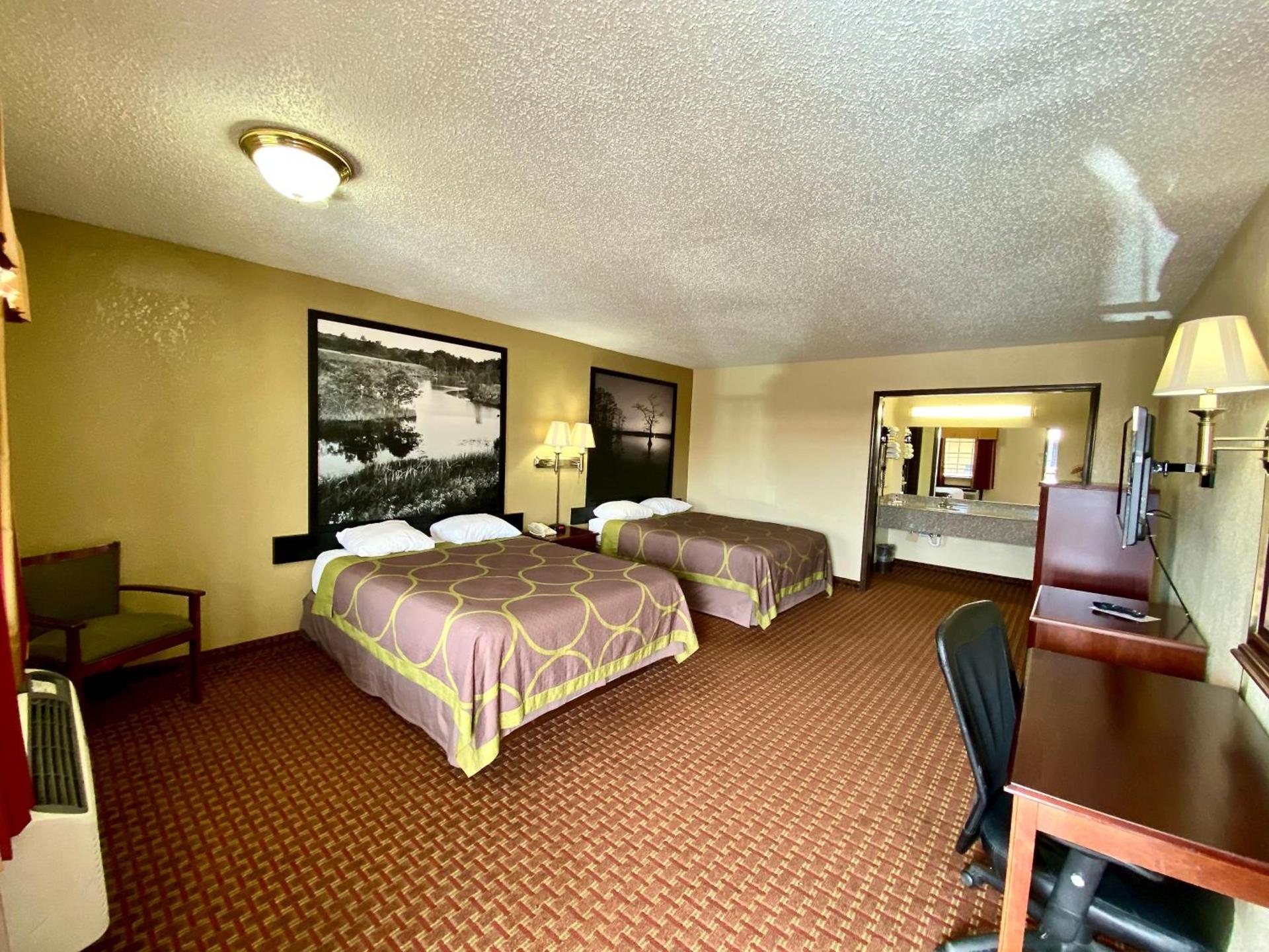 Super 8 by Wyndham Shawnee photo 29