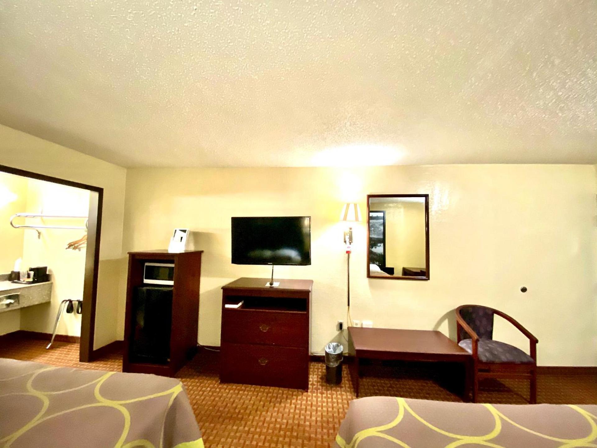 Super 8 by Wyndham Shawnee photo 31