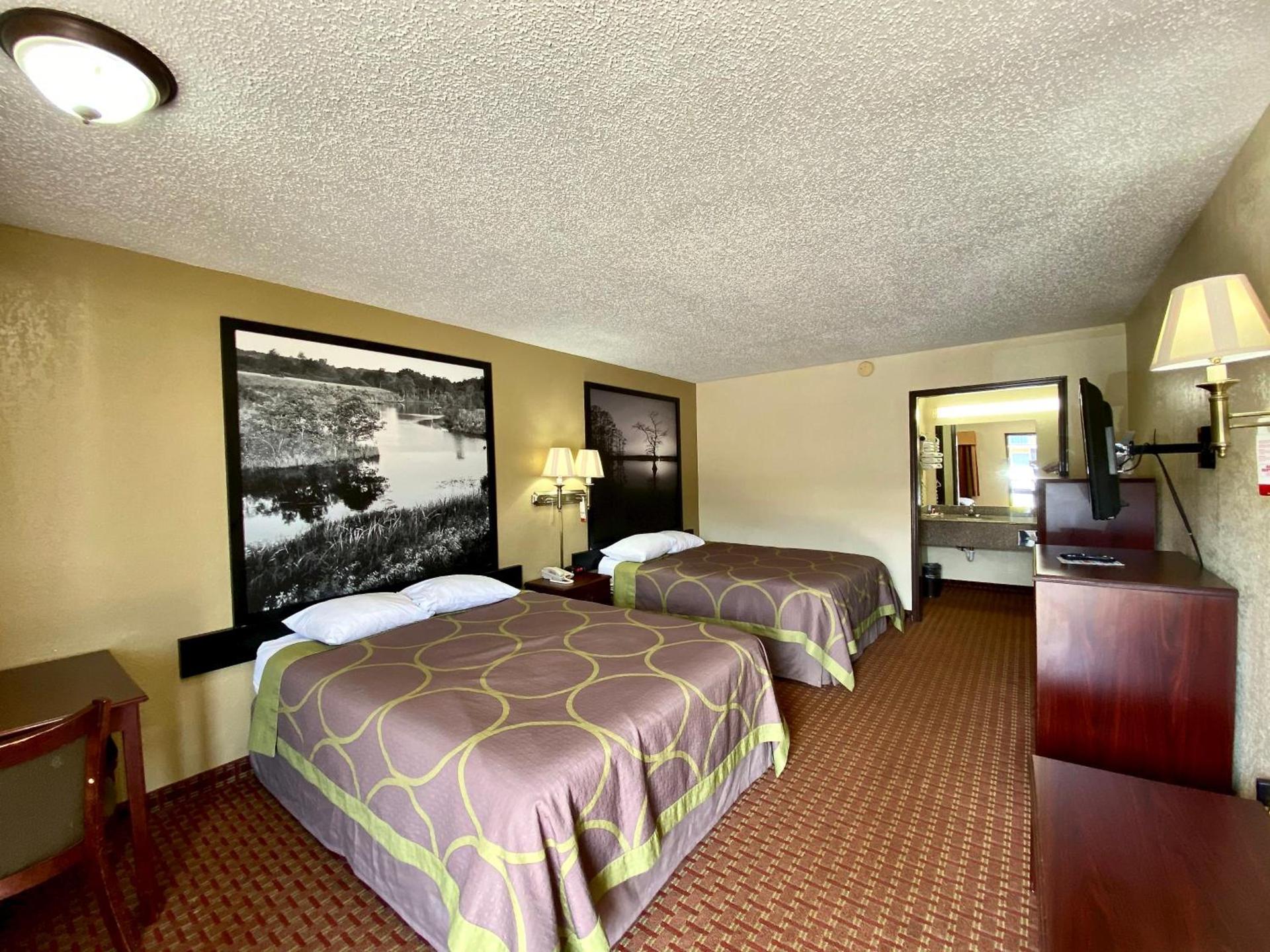 Super 8 by Wyndham Shawnee photo 35