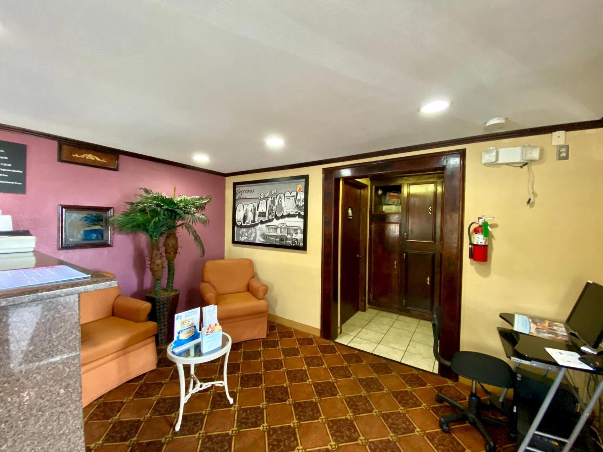 Super 8 by Wyndham Shawnee photo 19