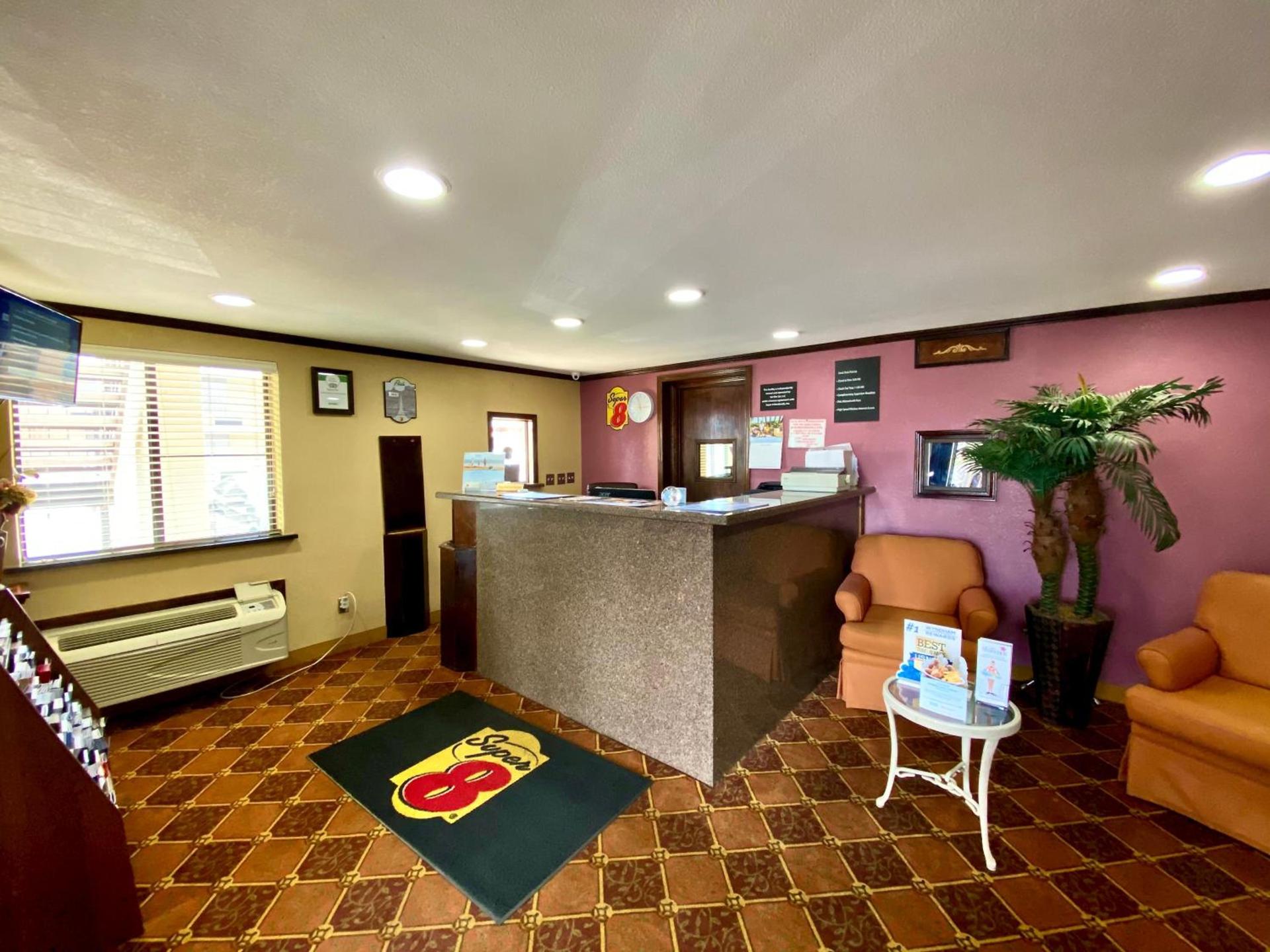 Super 8 by Wyndham Shawnee photo 20