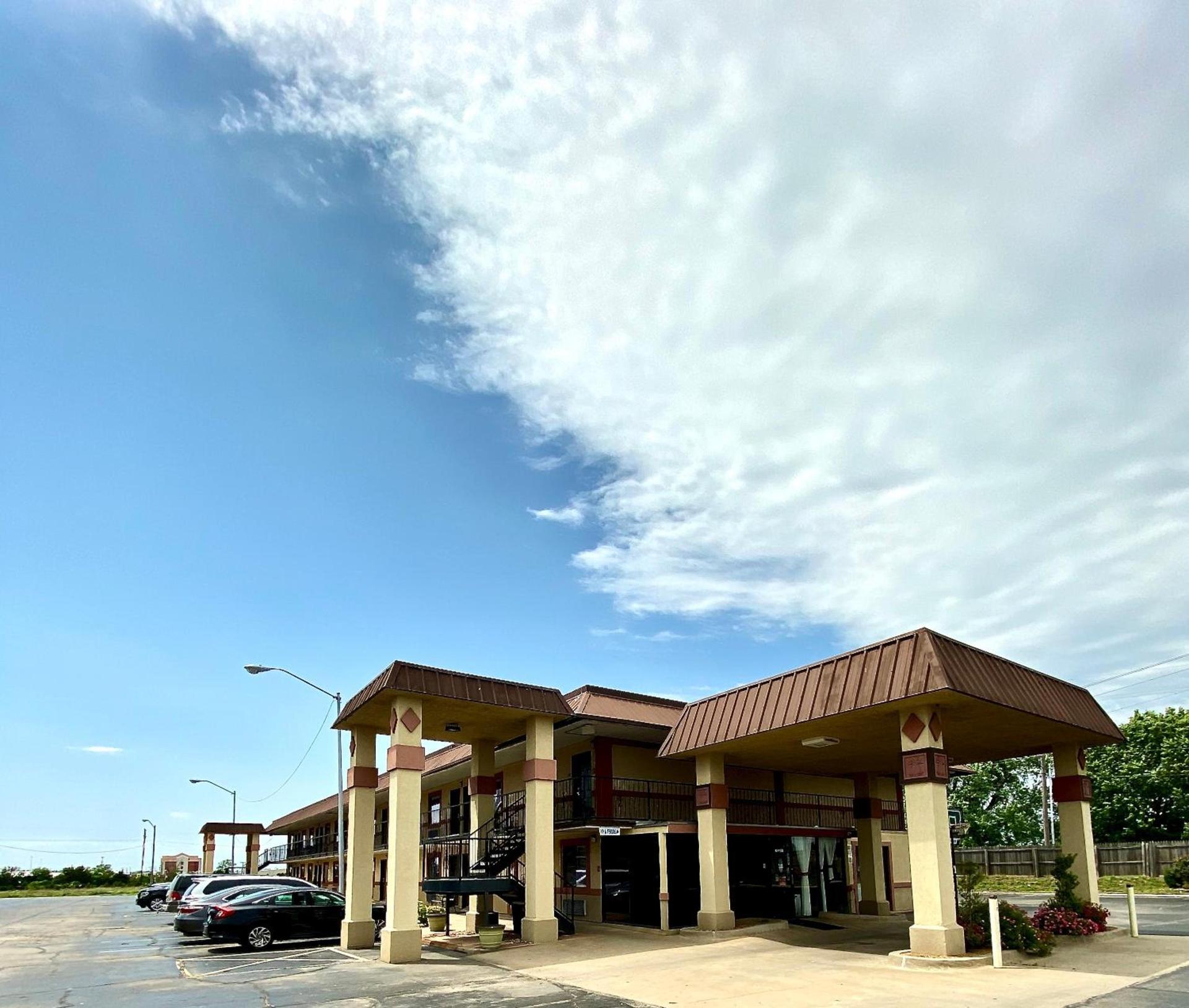 Super 8 by Wyndham Shawnee photo 13