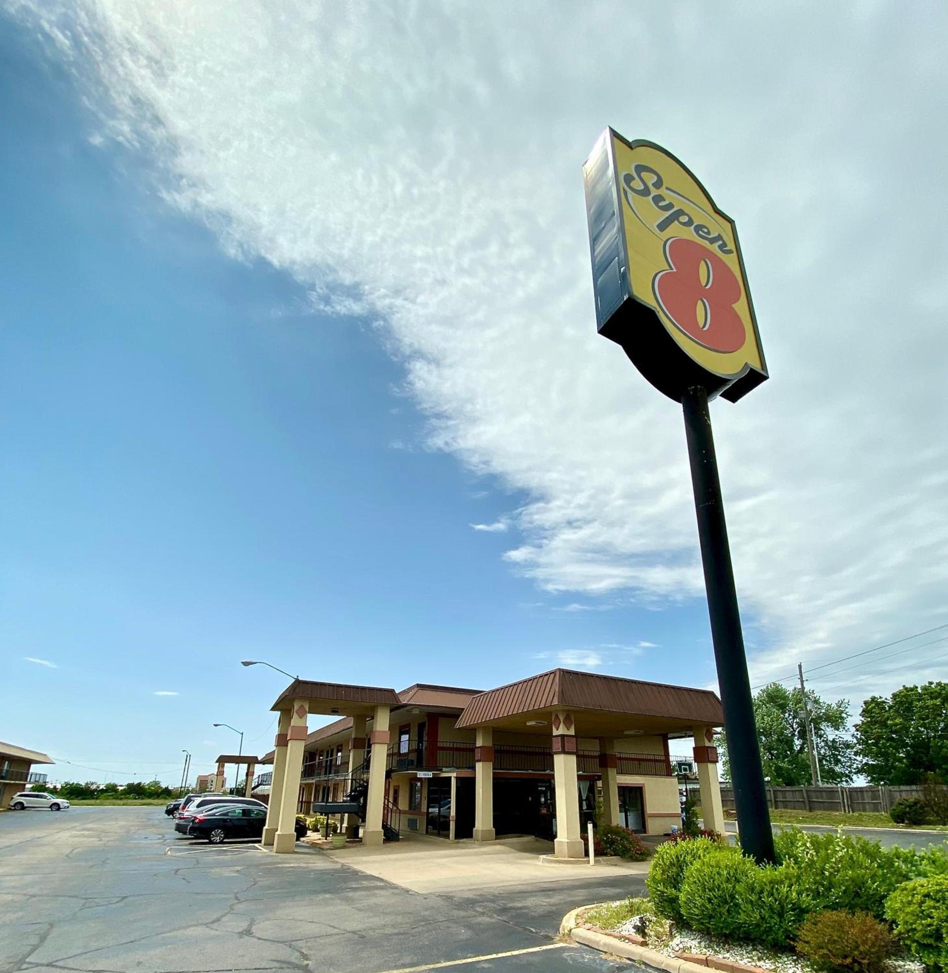 Super 8 by Wyndham Shawnee photo 14