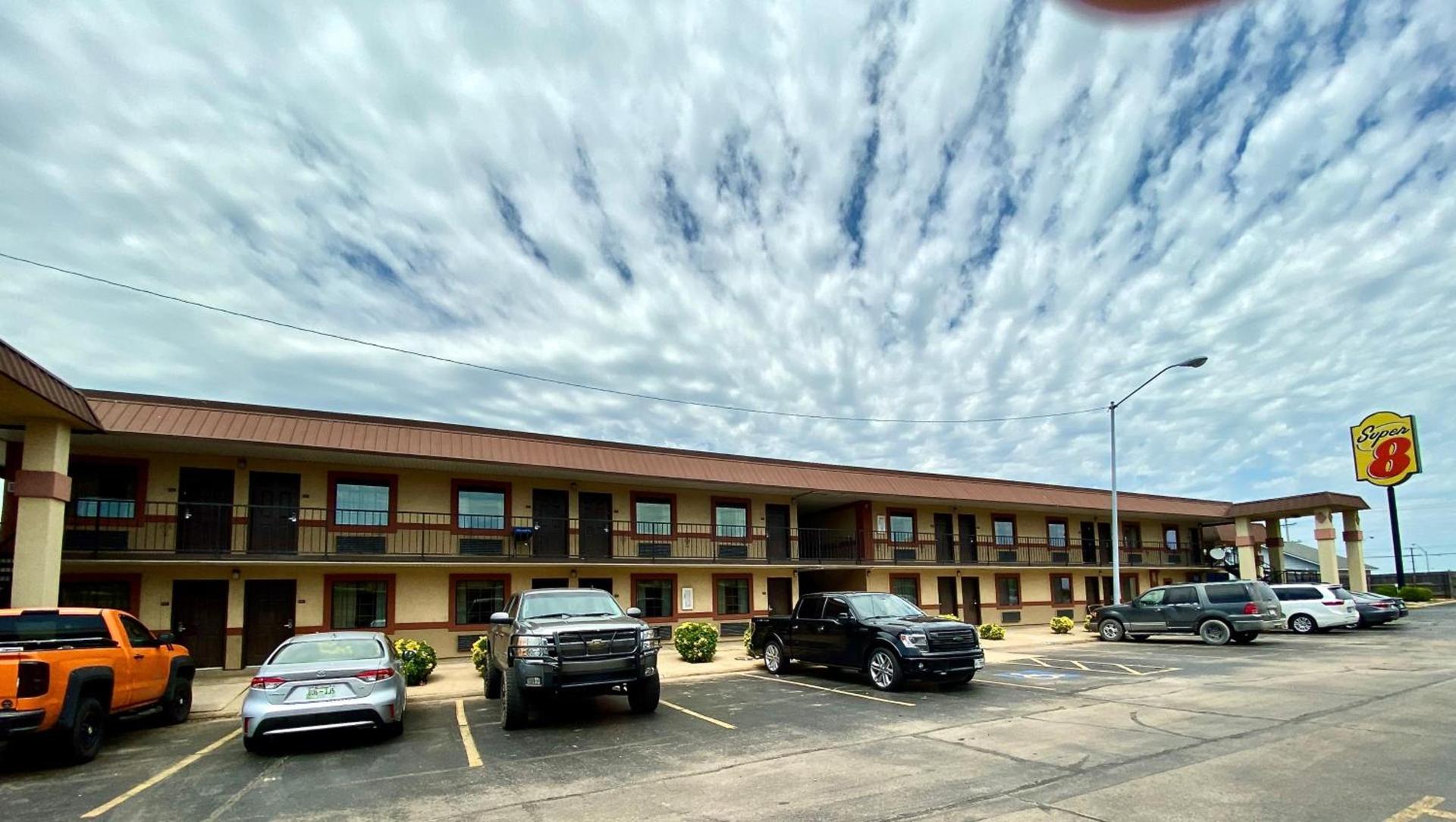 Super 8 by Wyndham Shawnee photo 15