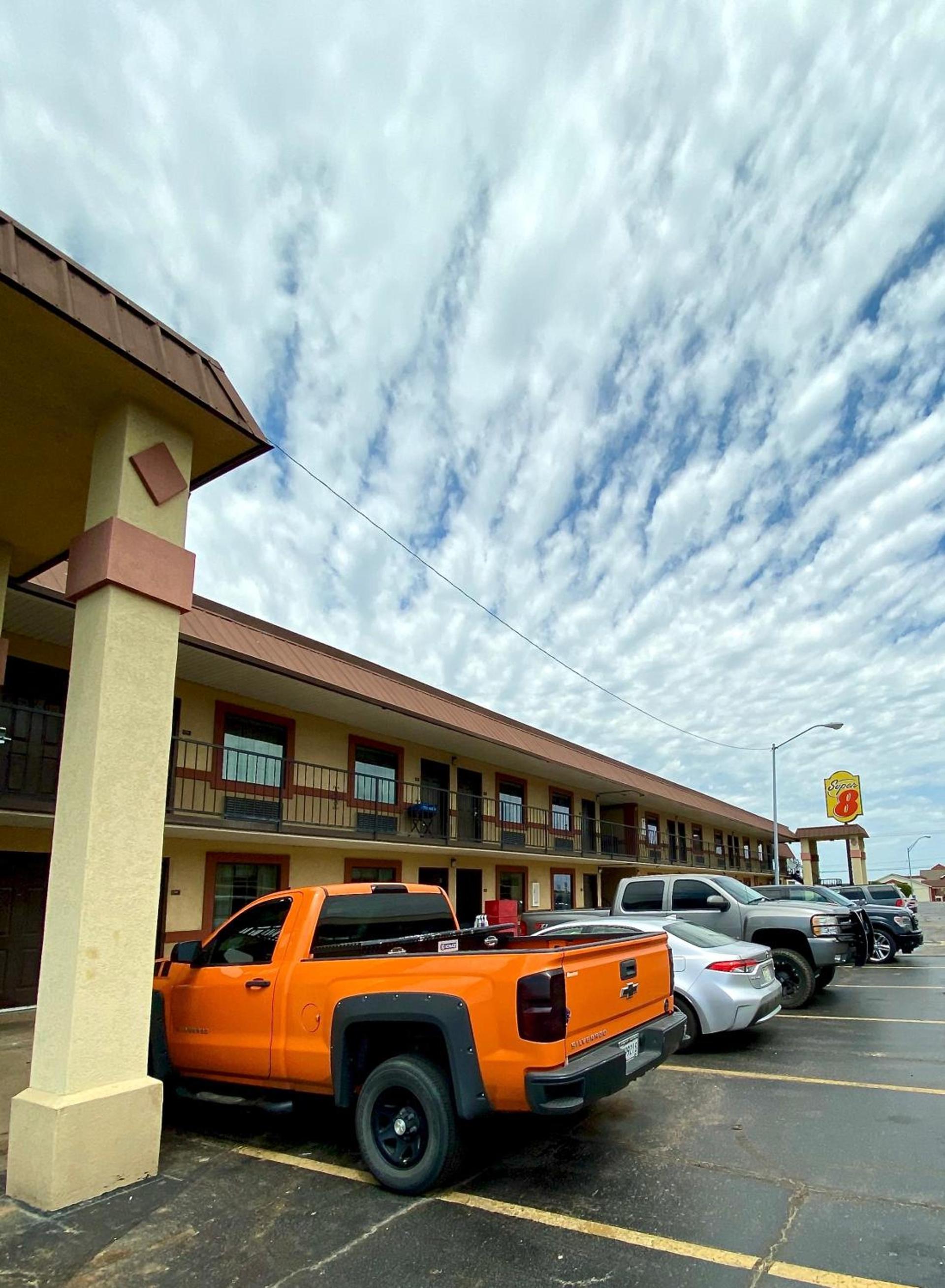 Super 8 by Wyndham Shawnee photo 16