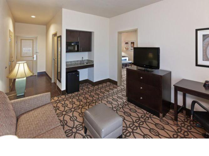 La Quinta by Wyndham Pearsall photo 36