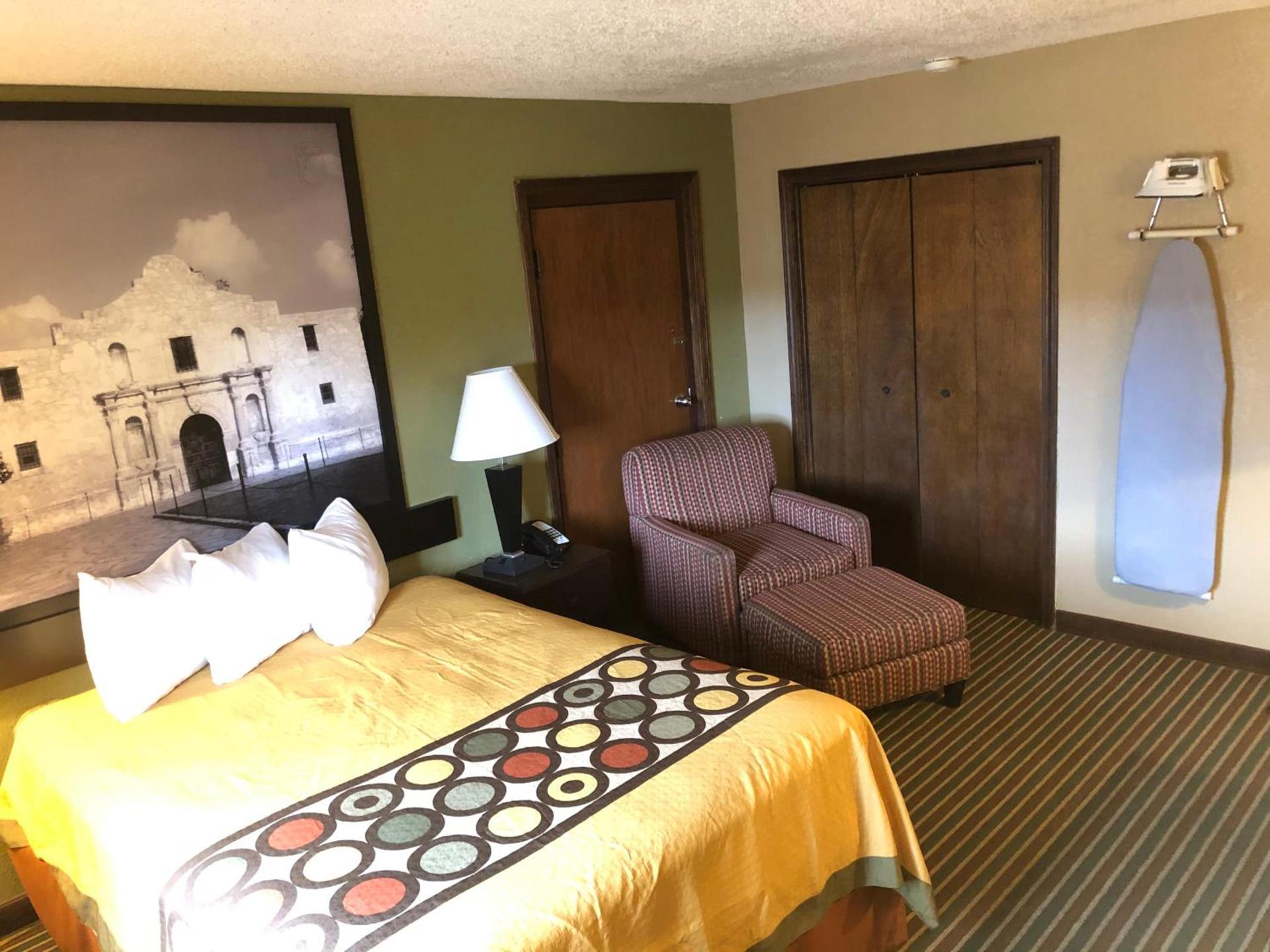 Super 8 by Wyndham Harrison AR photo 6
