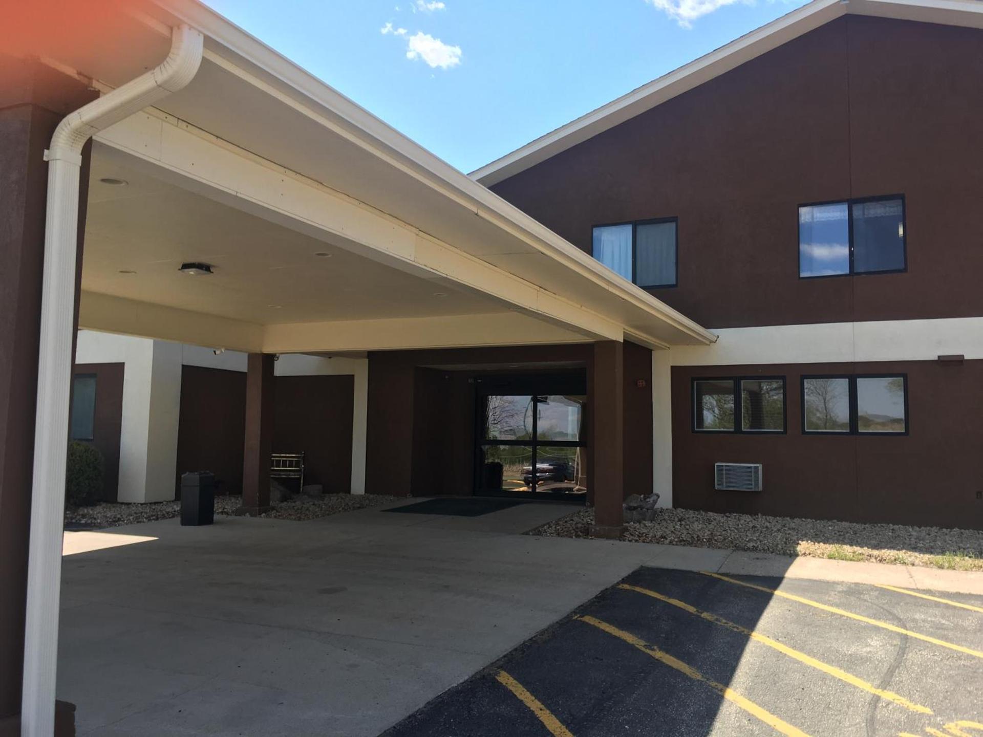 Super 8 by Wyndham Blue Earth photo 17