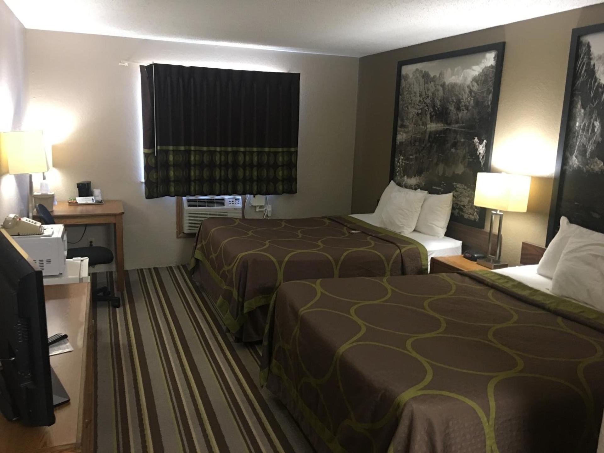 Super 8 by Wyndham Blue Earth photo 21