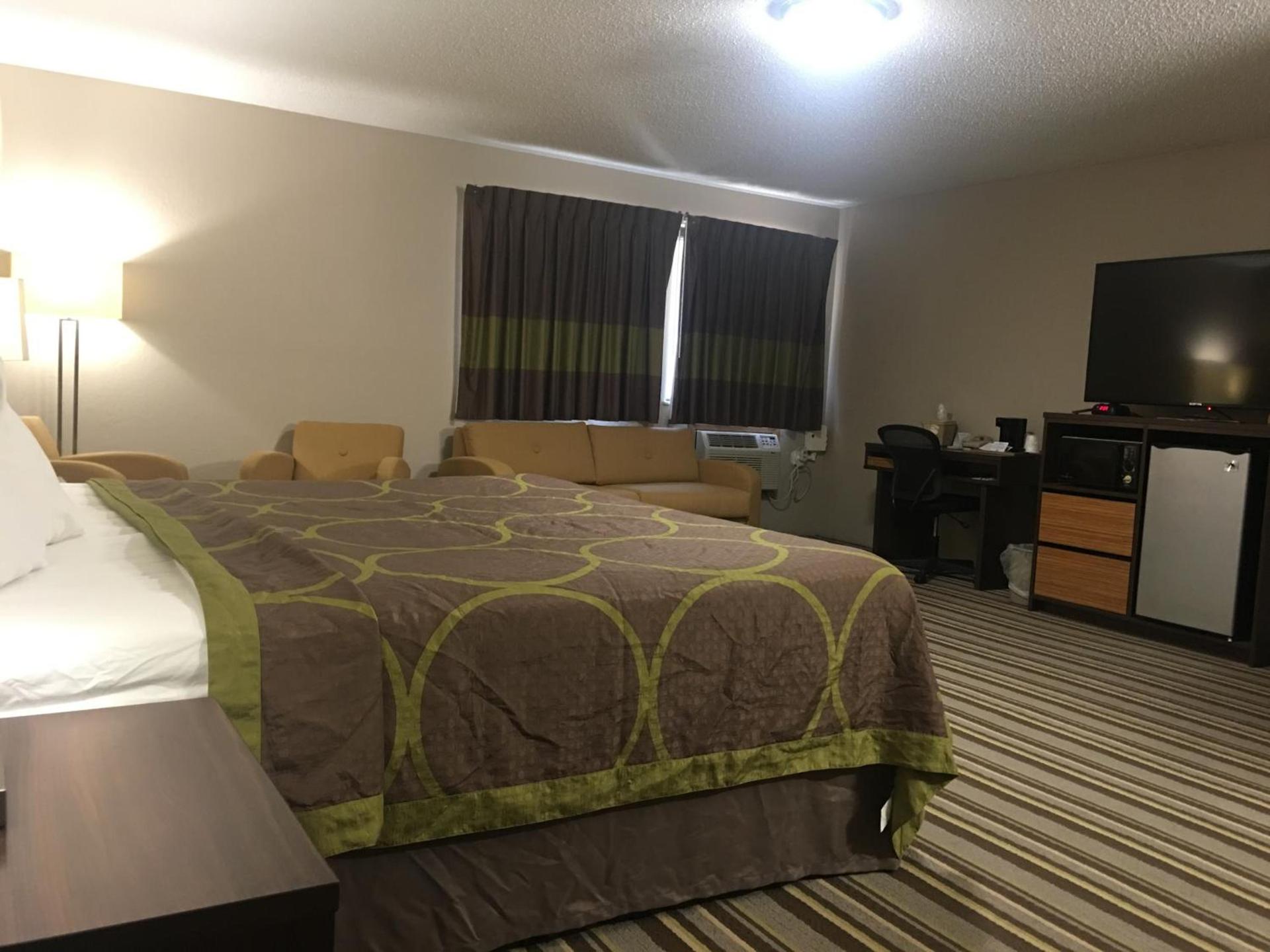 Super 8 by Wyndham Blue Earth photo 23