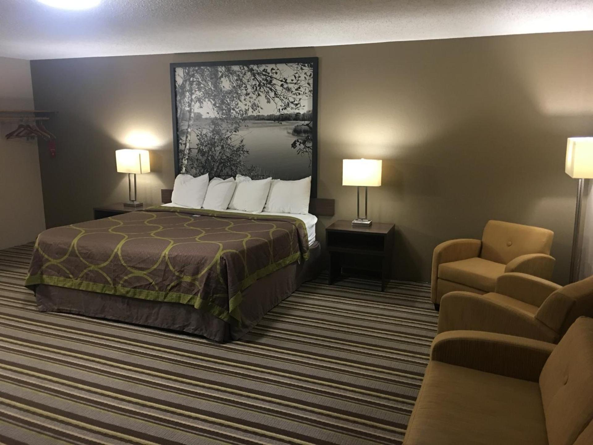 Super 8 by Wyndham Blue Earth photo 25