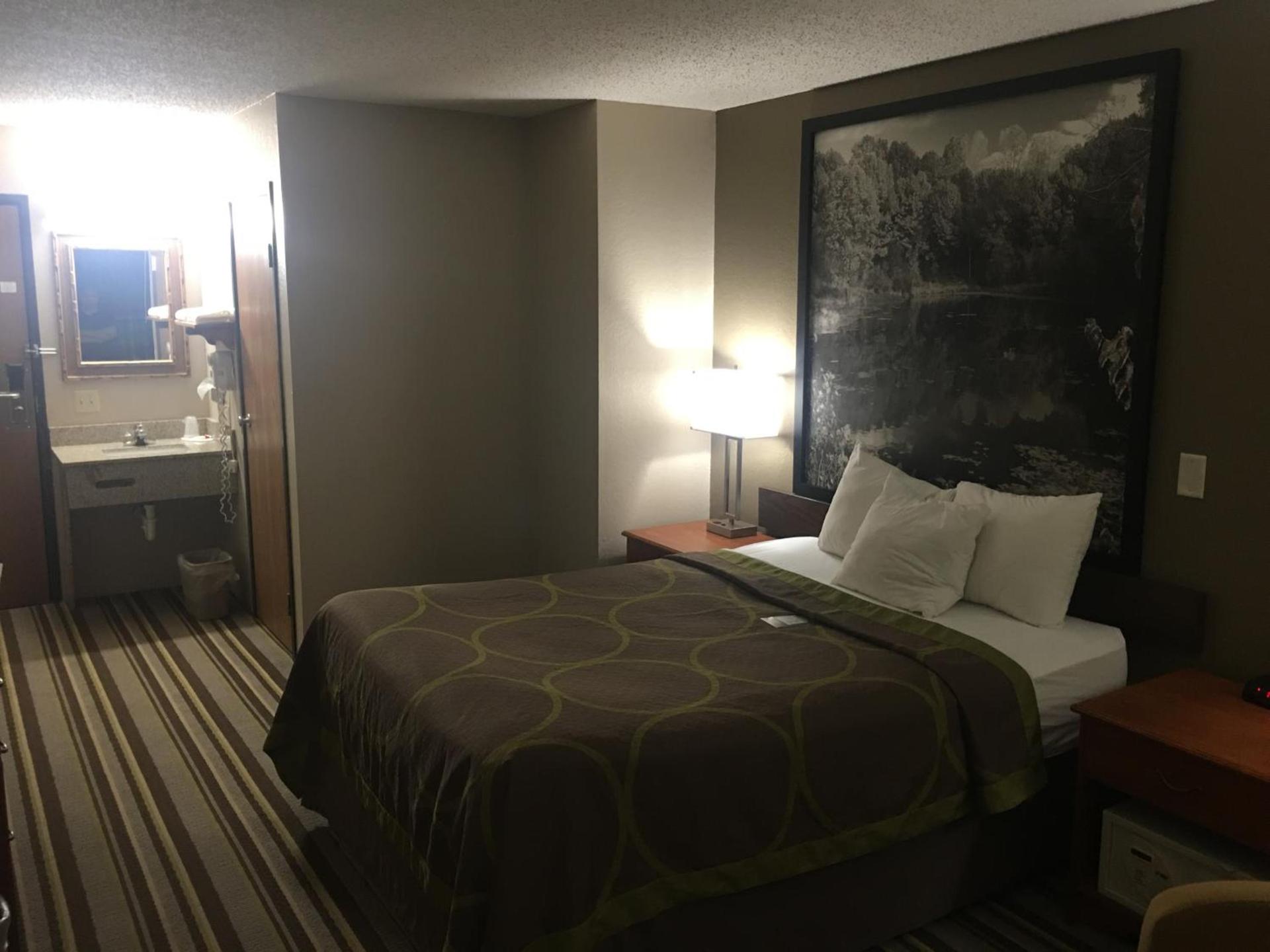 Super 8 by Wyndham Blue Earth photo 26