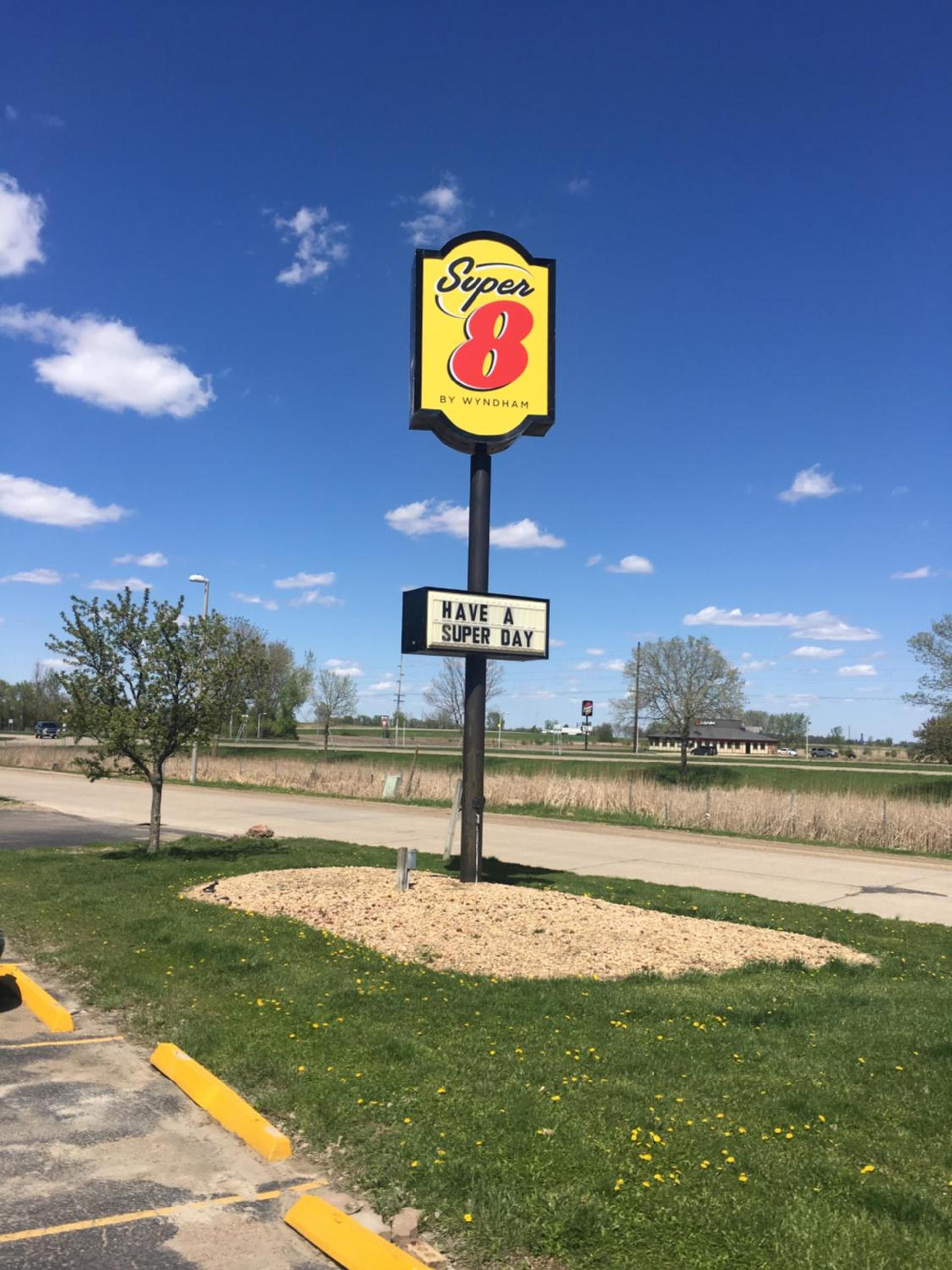 Super 8 by Wyndham Blue Earth photo 15