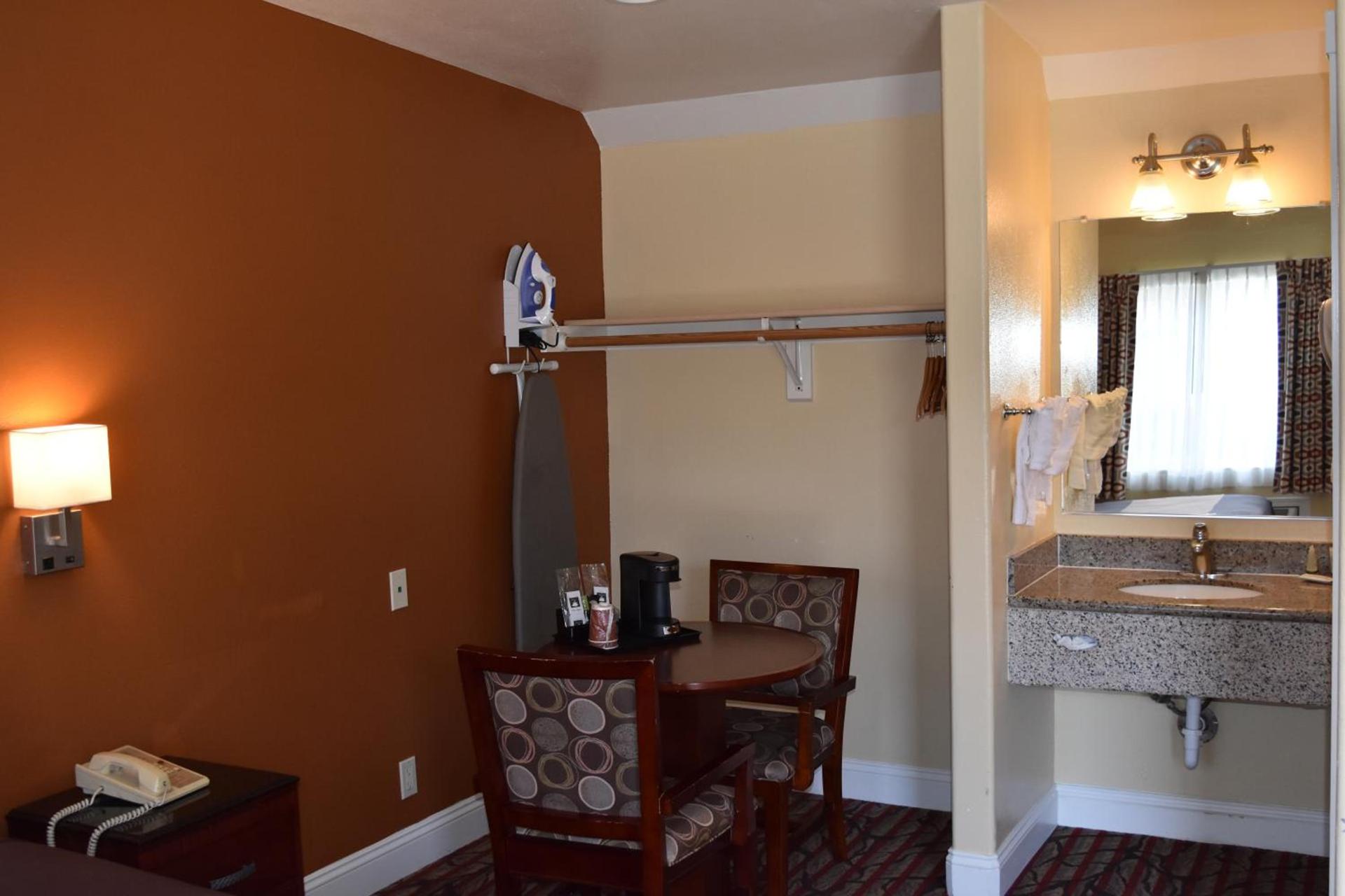 Seaside Inn Monterey photo 11