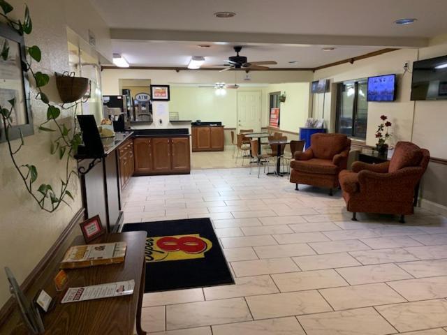 Super 8 by Wyndham West Memphis photo 16