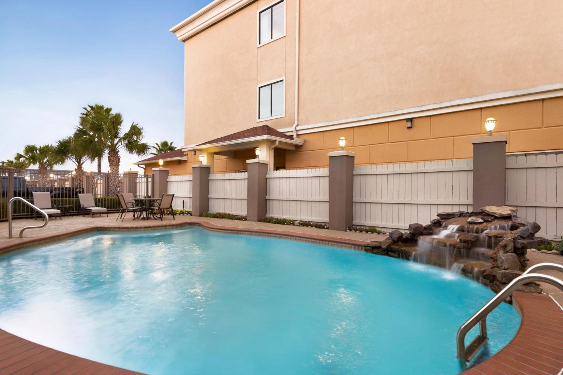 Days Inn & Suites by Wyndham Houston Hobby Airport photo 48