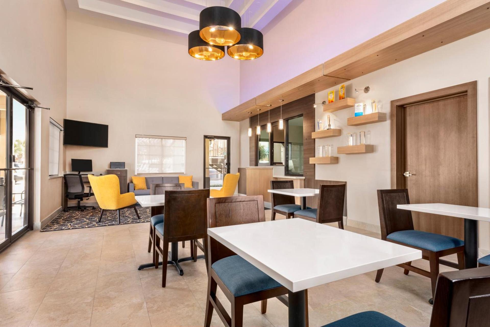 Days Inn & Suites by Wyndham Houston Hobby Airport photo 43