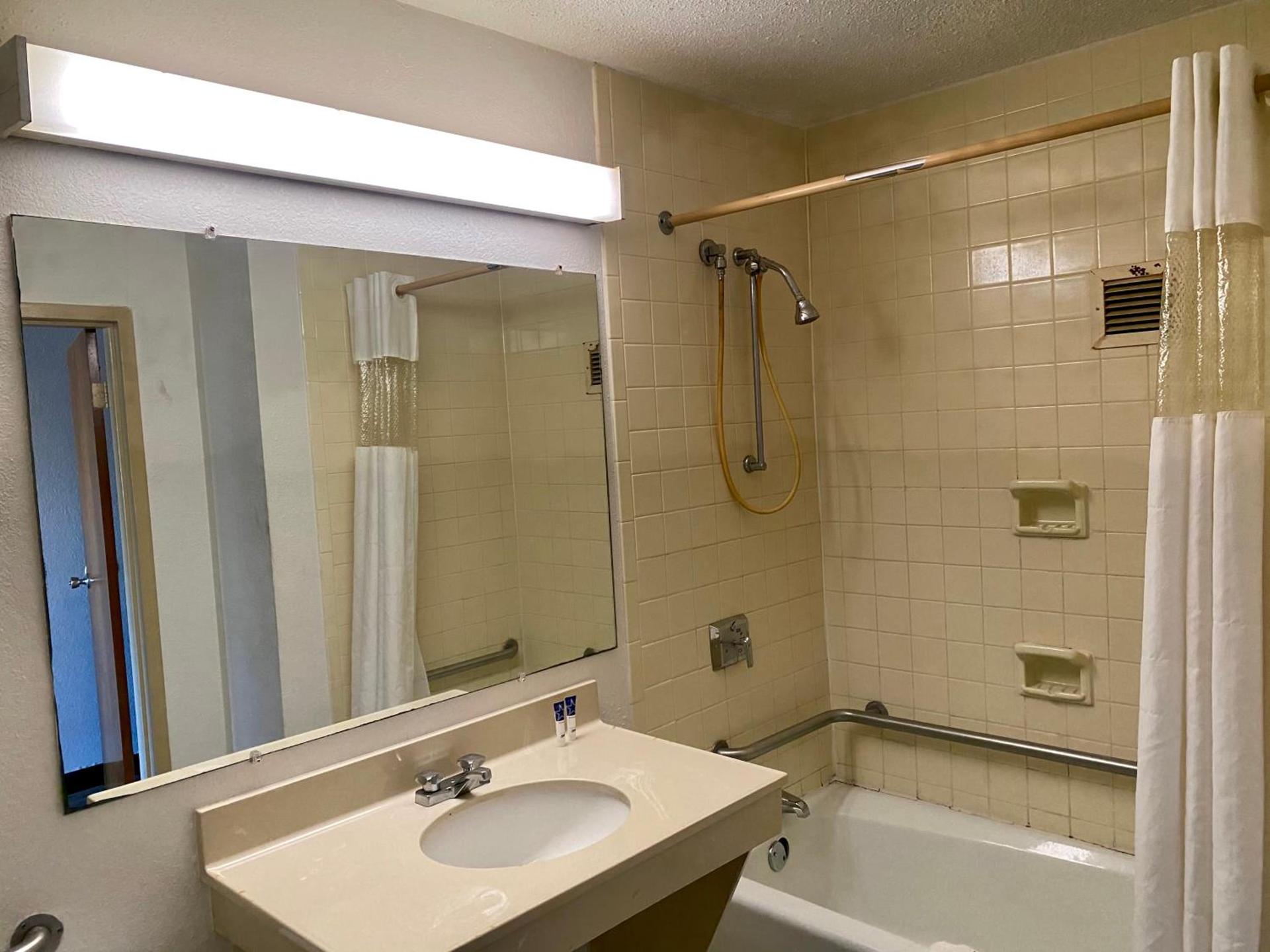 Motel 6 Marianna, FL photo 29