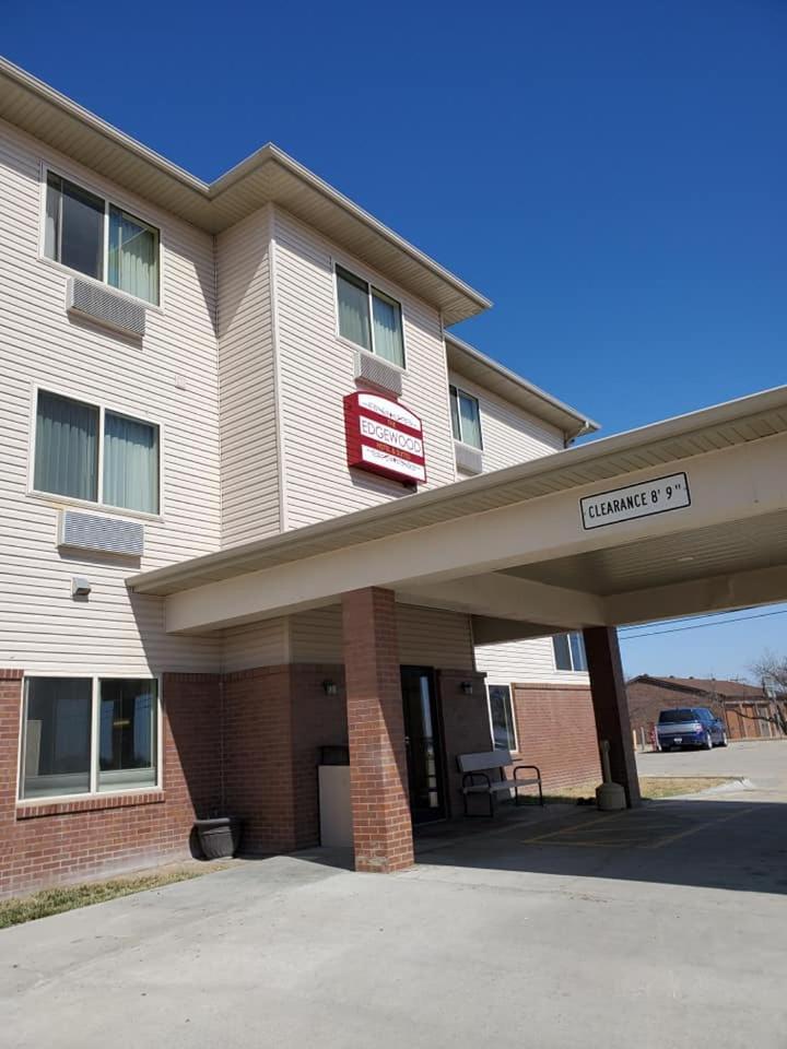 The Edgewood Hotel and Suites photo 1