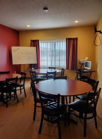The Edgewood Hotel and Suites photo 6