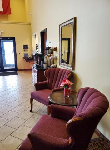 The Edgewood Hotel and Suites photo 3