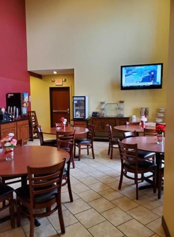 The Edgewood Hotel and Suites photo 2