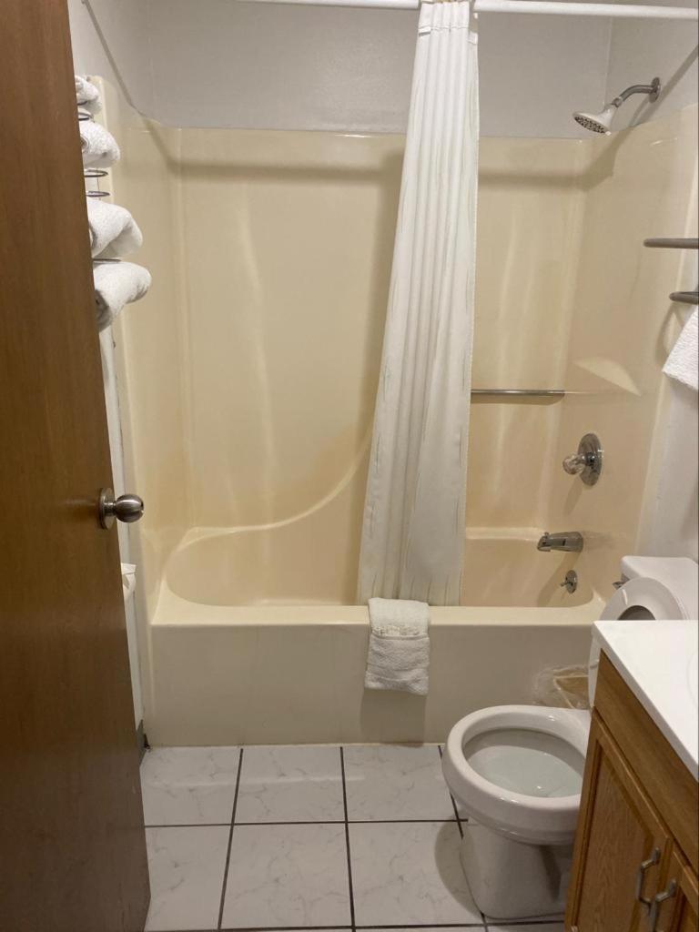 Americas Best Value Inn West Frankfort photo 26