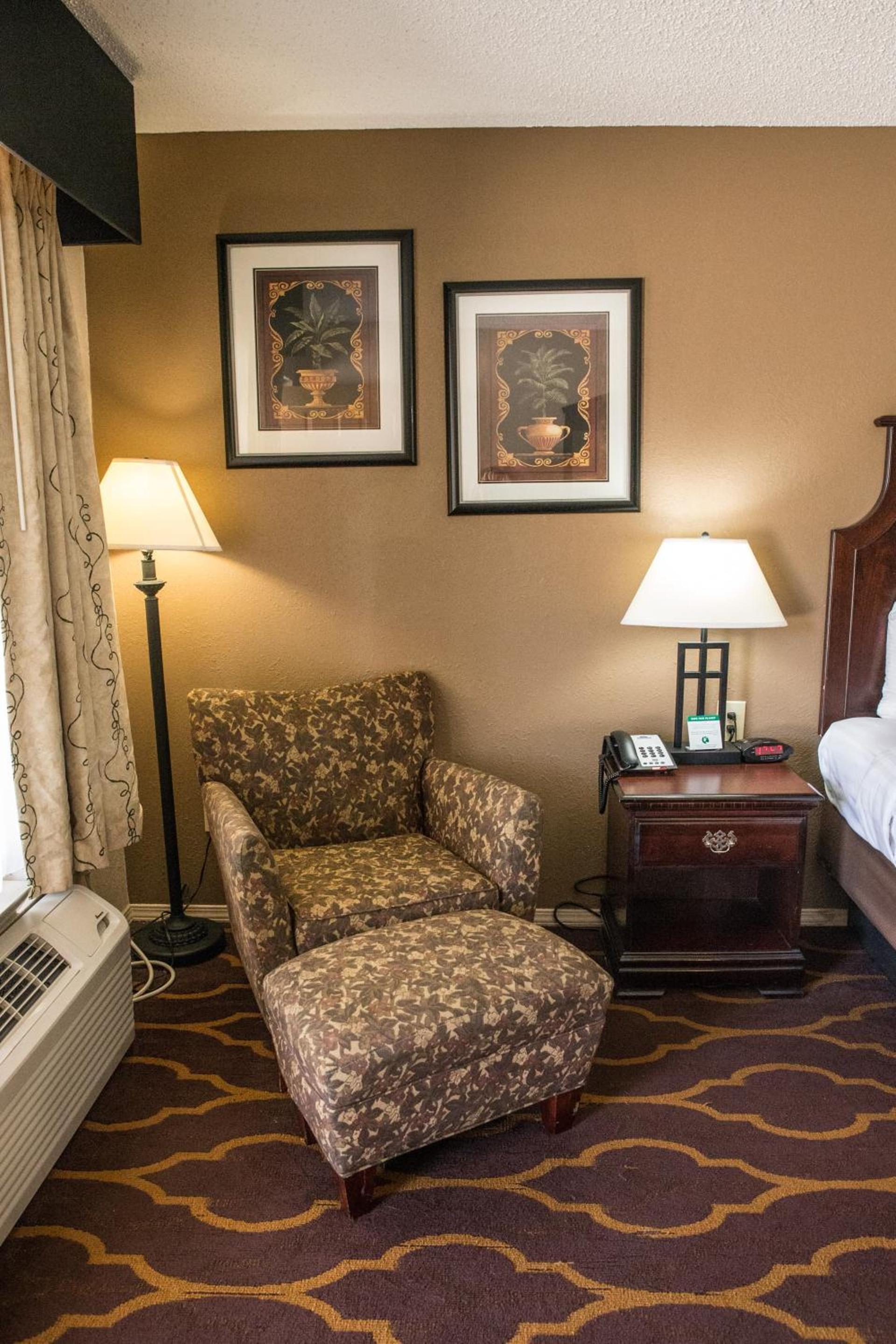 Mockingbird Inn & Suites photo 8