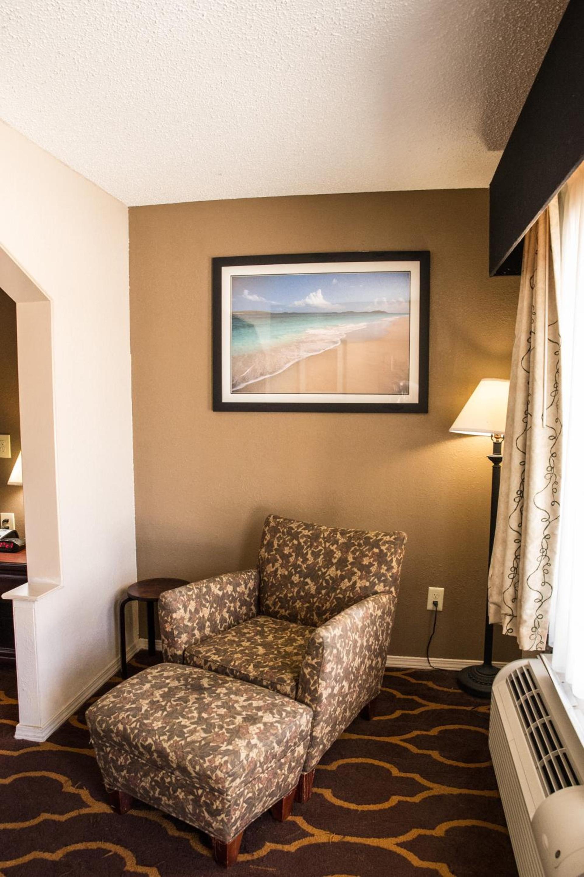 Mockingbird Inn & Suites photo 9