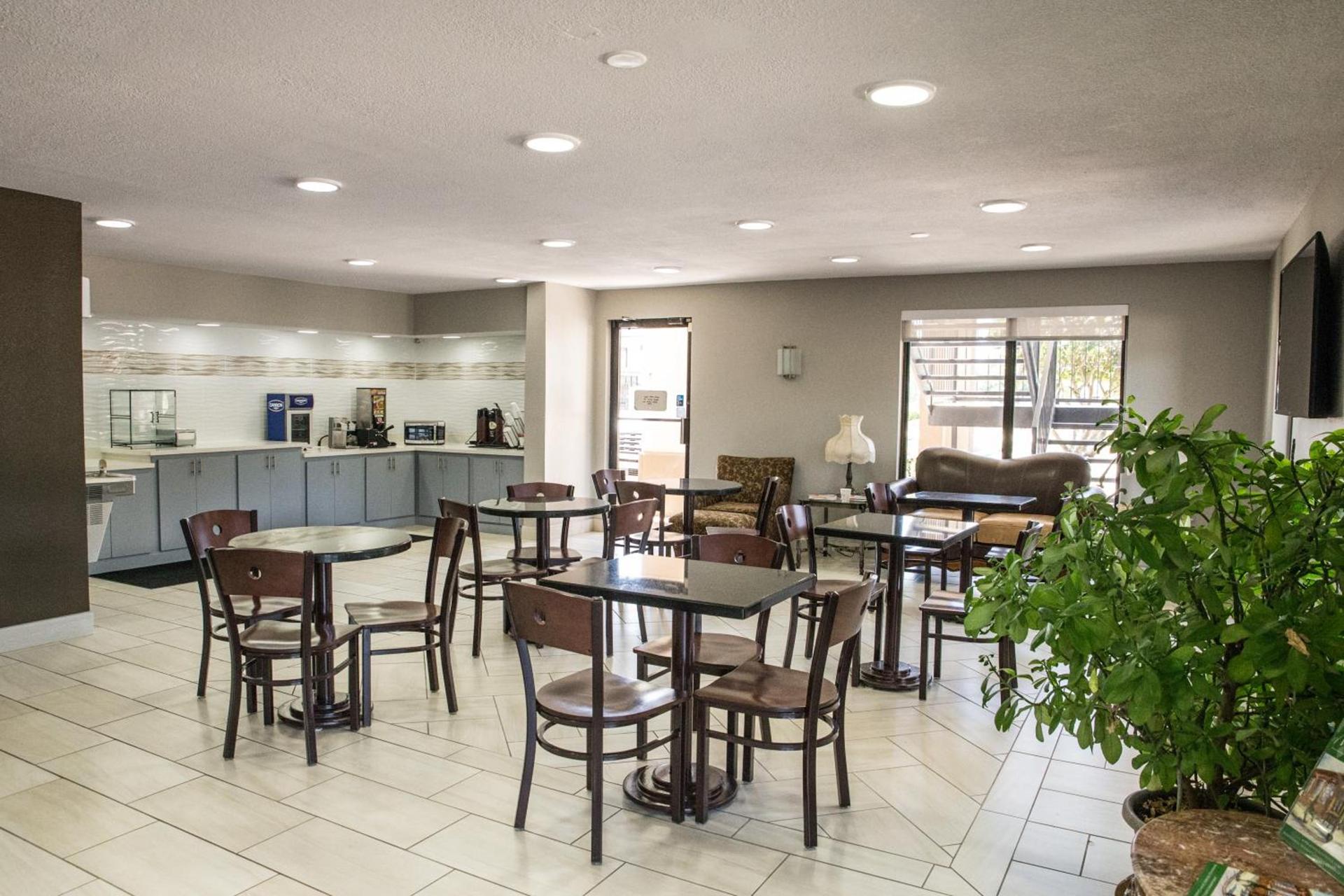 Mockingbird Inn & Suites photo 5