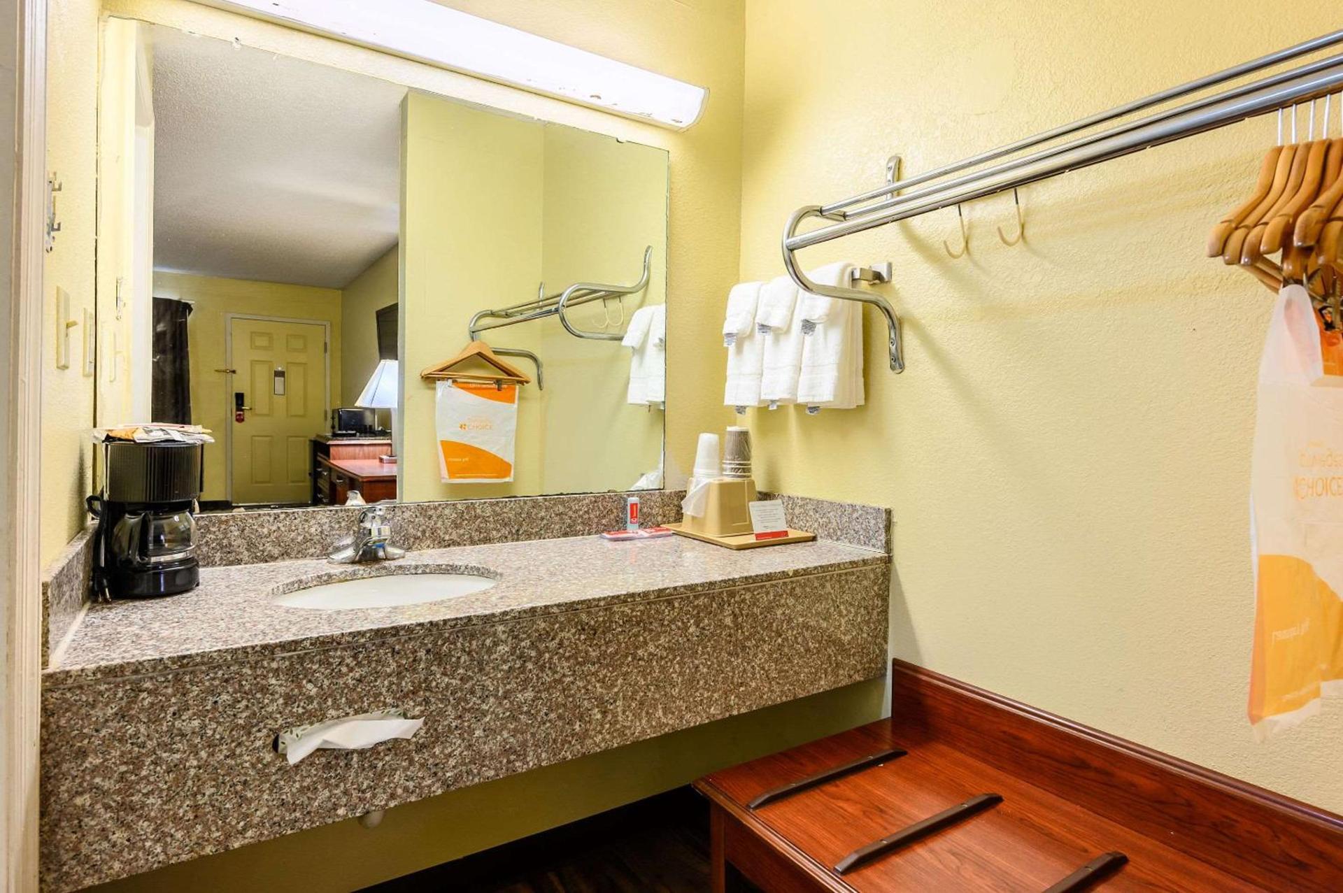 Econo Lodge Athens I-65 photo 6