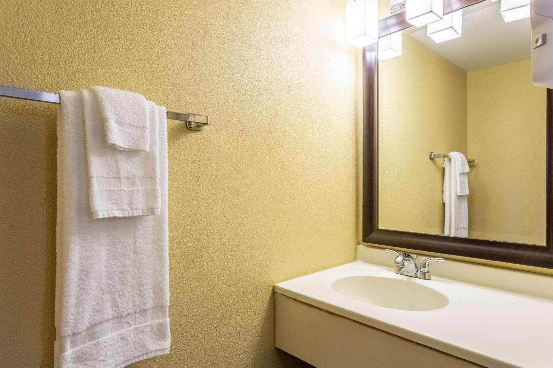 Econo Lodge photo 17