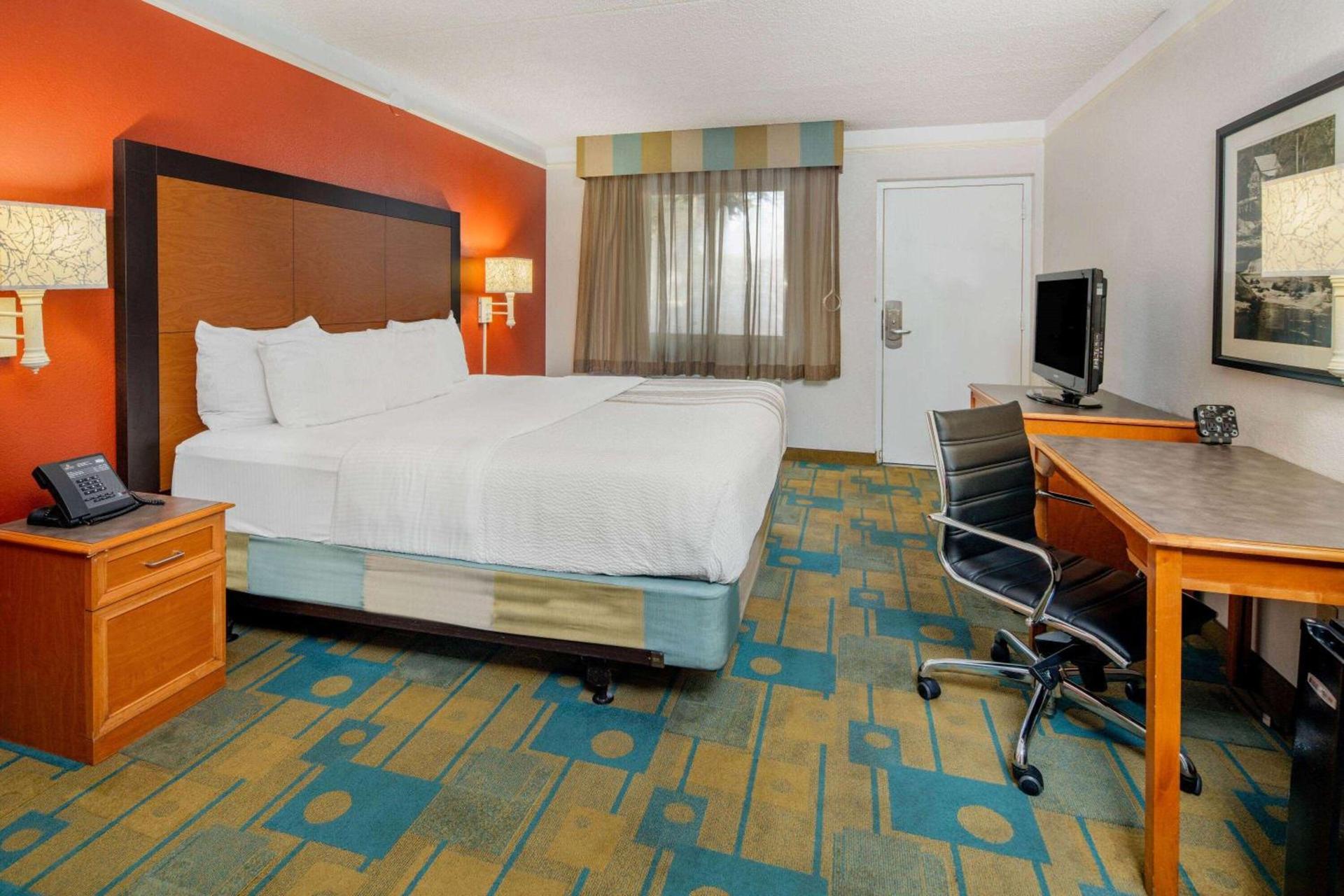 La Quinta Inn & Suites by Wyndham Irvine Spectrum photo 12
