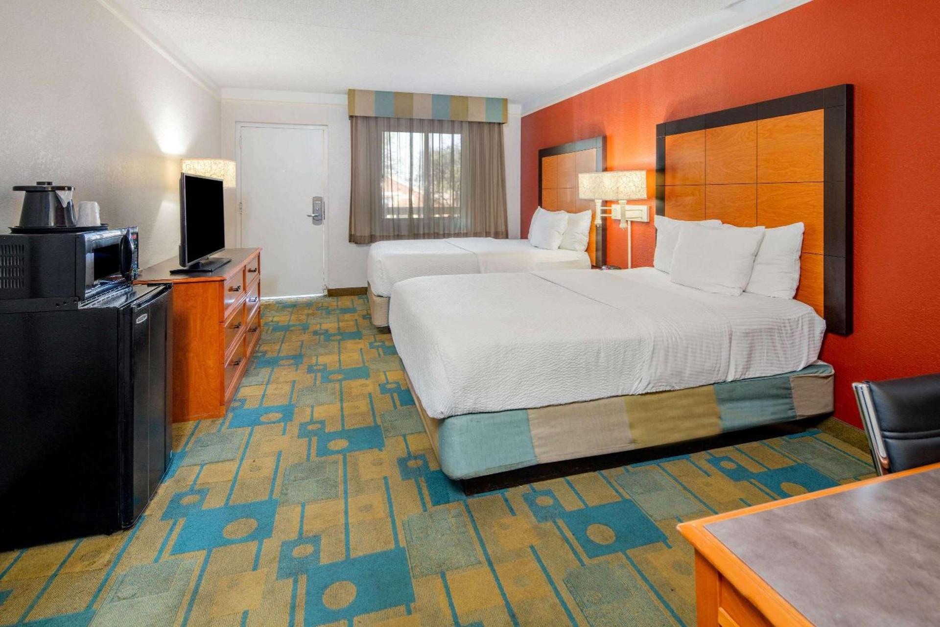 La Quinta Inn & Suites by Wyndham Irvine Spectrum photo 20