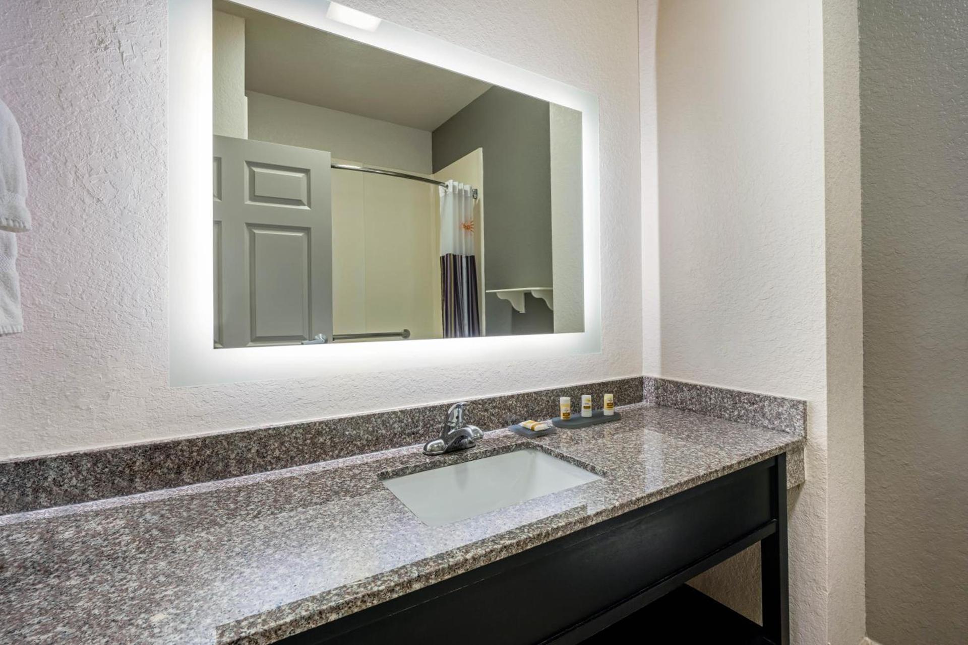 La Quinta by Wyndham Conroe photo 6