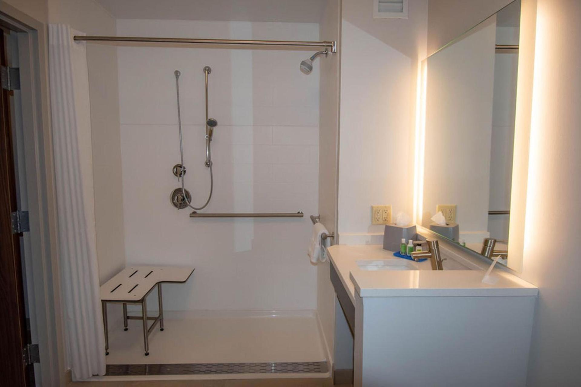 Holiday Inn Express & Suites Tonawanda - Buffalo Area by IHG photo 37