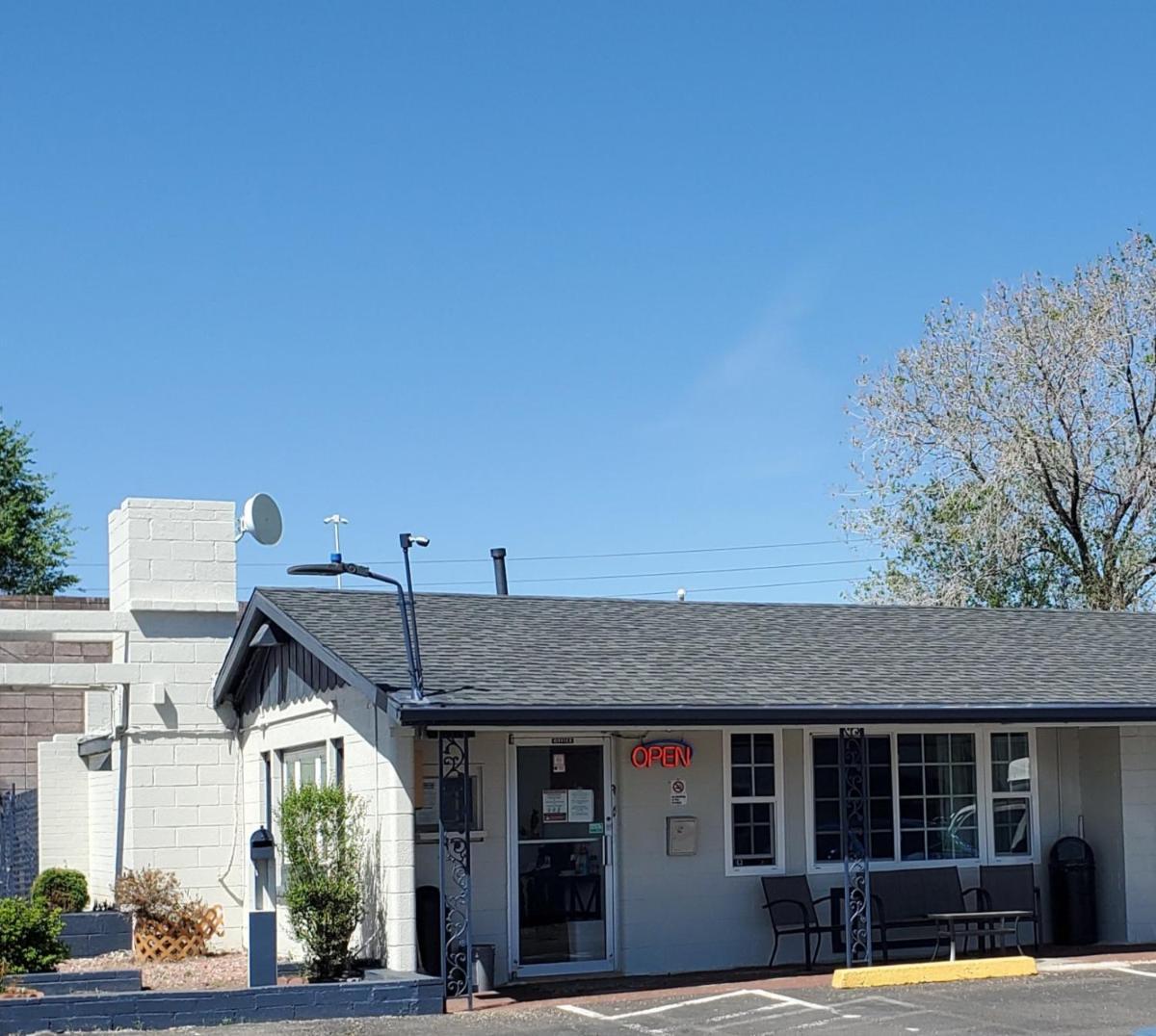 PineCrest Inn & Suites photo 1