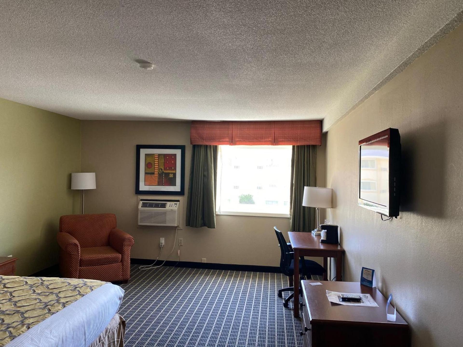 Baymont by Wyndham Kokomo photo 23